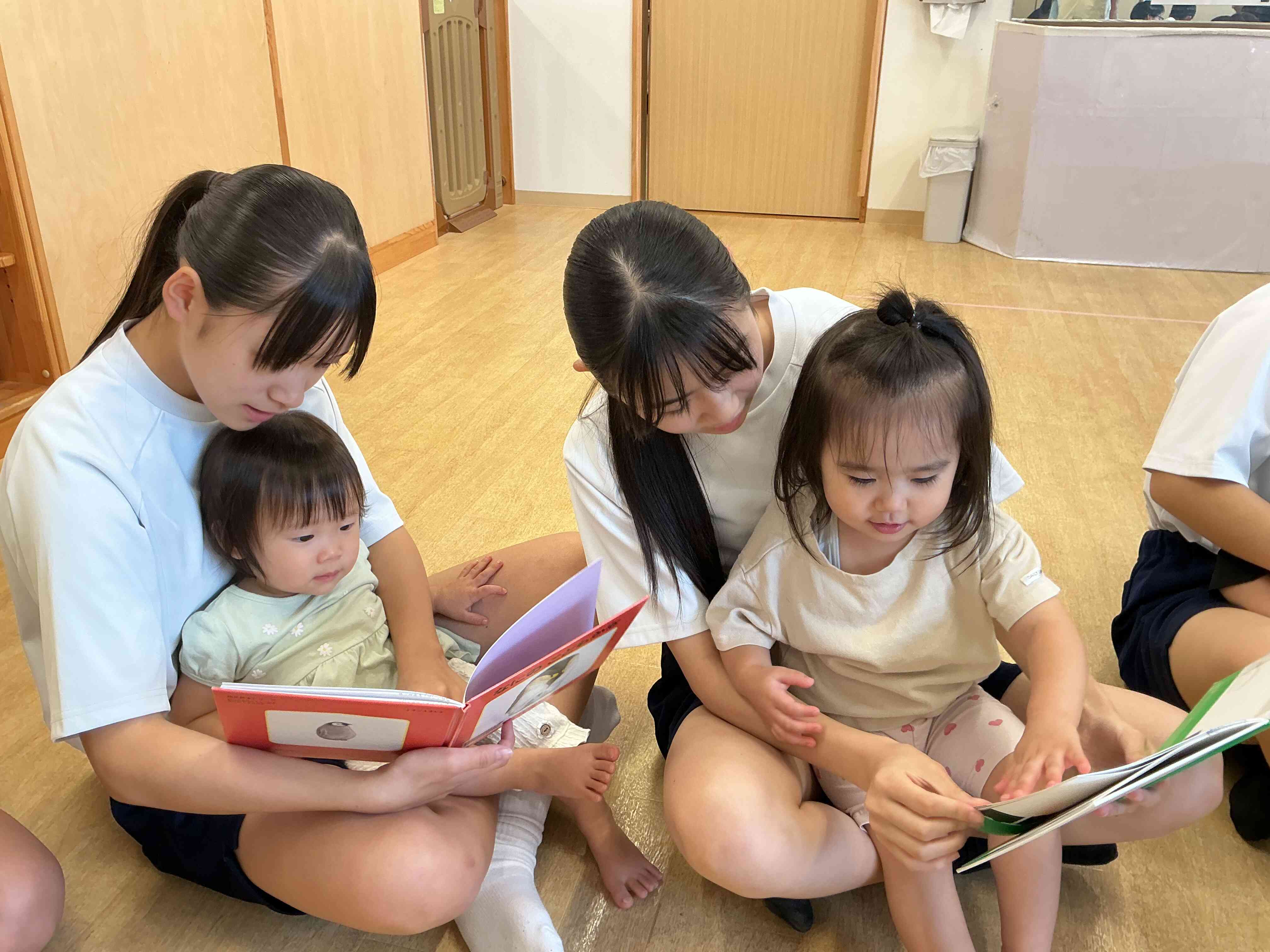 少し緊張しながらも読み聞かせをしてもらったよ。
