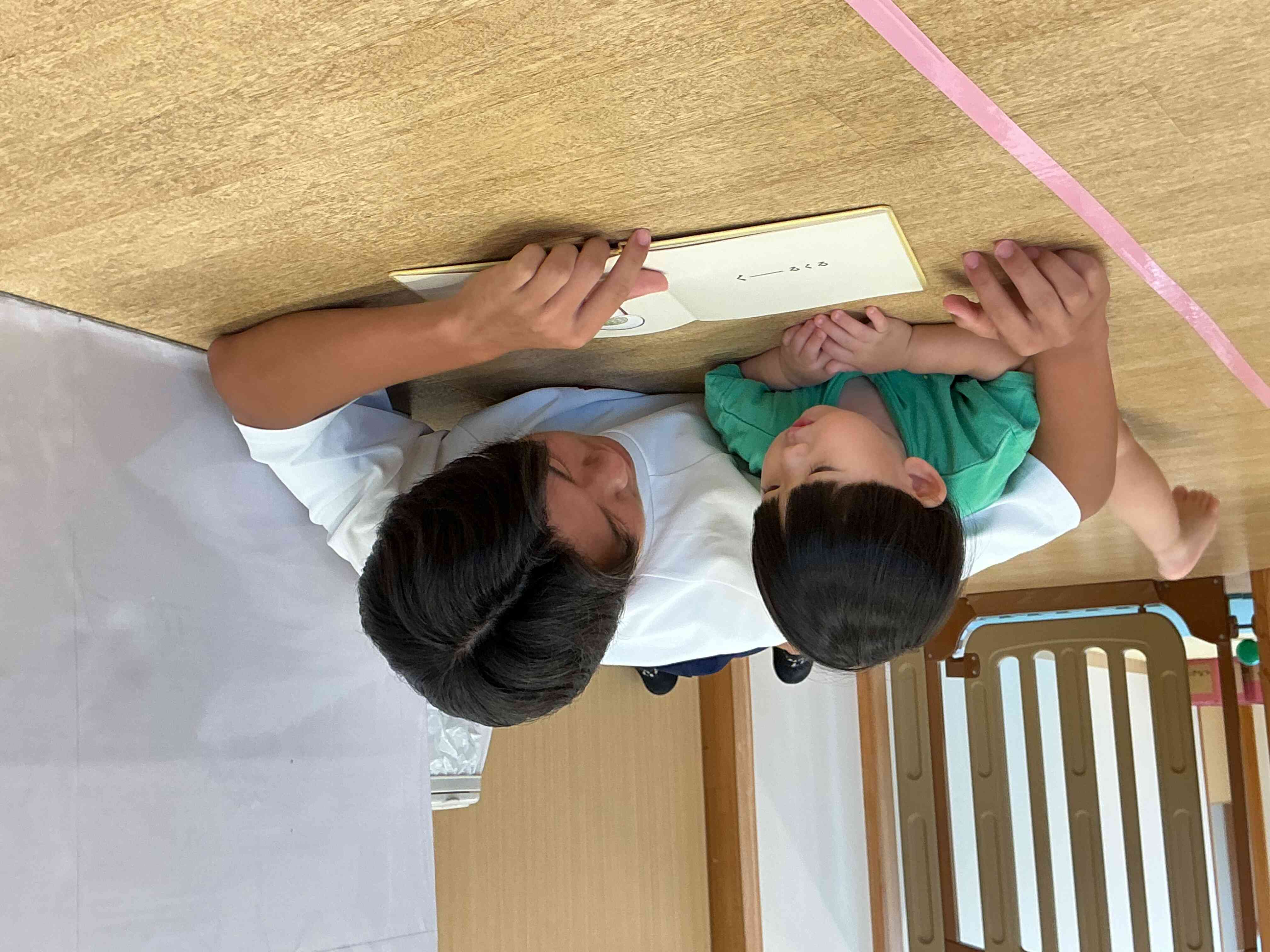 「寝て読もうよ」とあひる組のMくん。一緒に寝転んで読んでいました