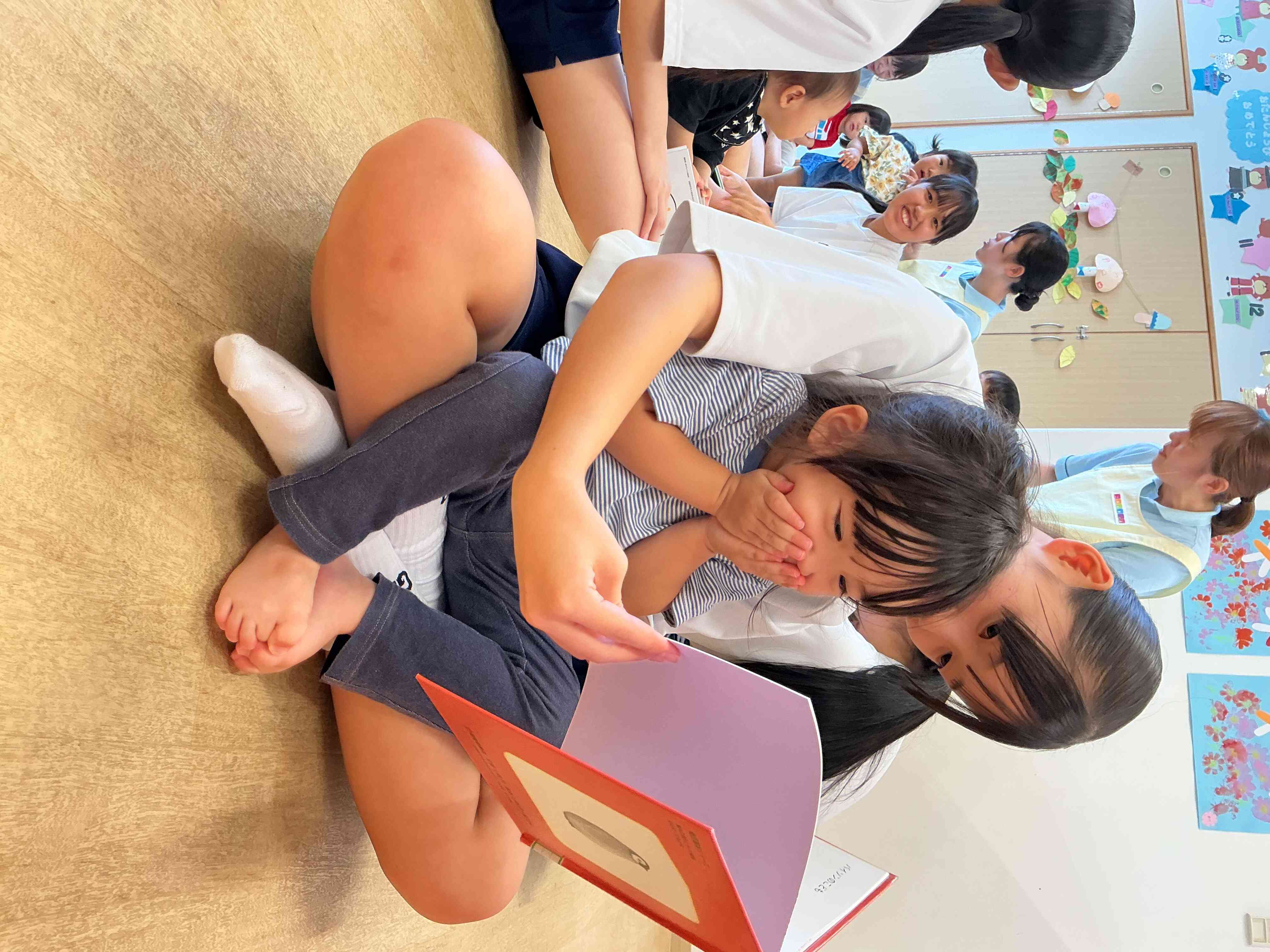 初めて読んでもらう絵本に驚きながら見ていたうさぎ組のEちゃんです