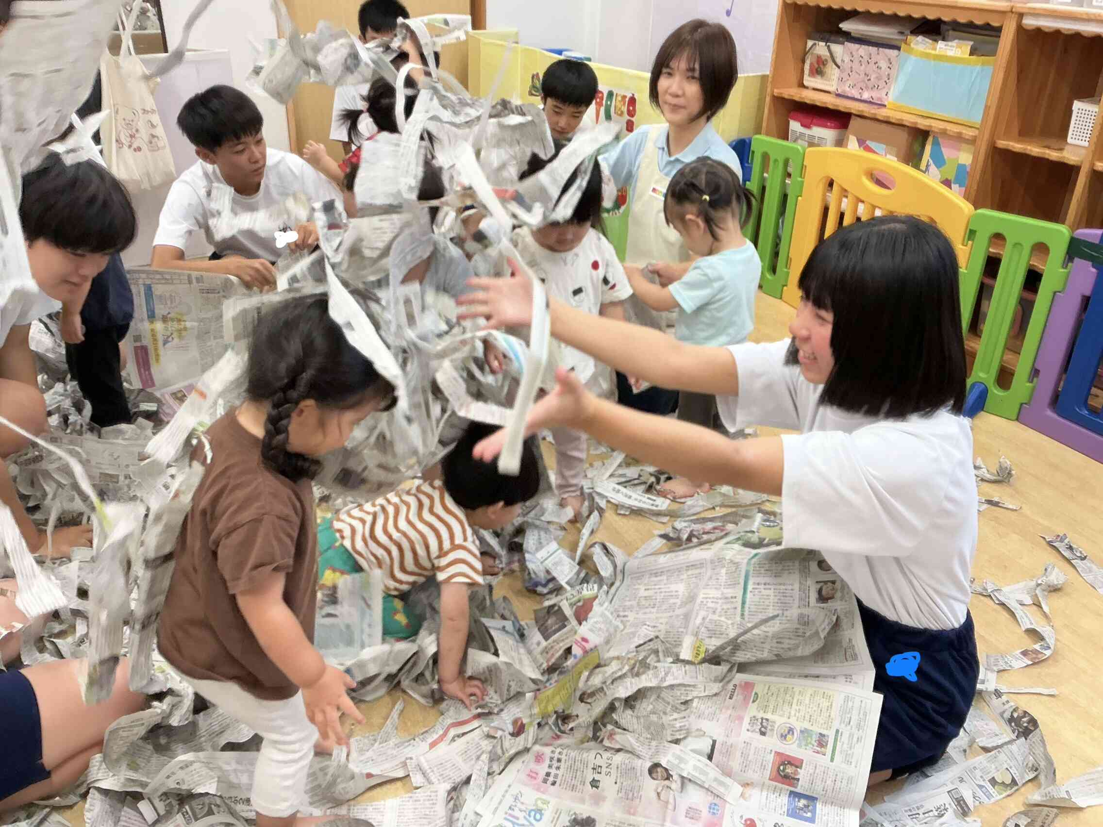 「かけてよ~」と新聞紙をかけてもらっていました!