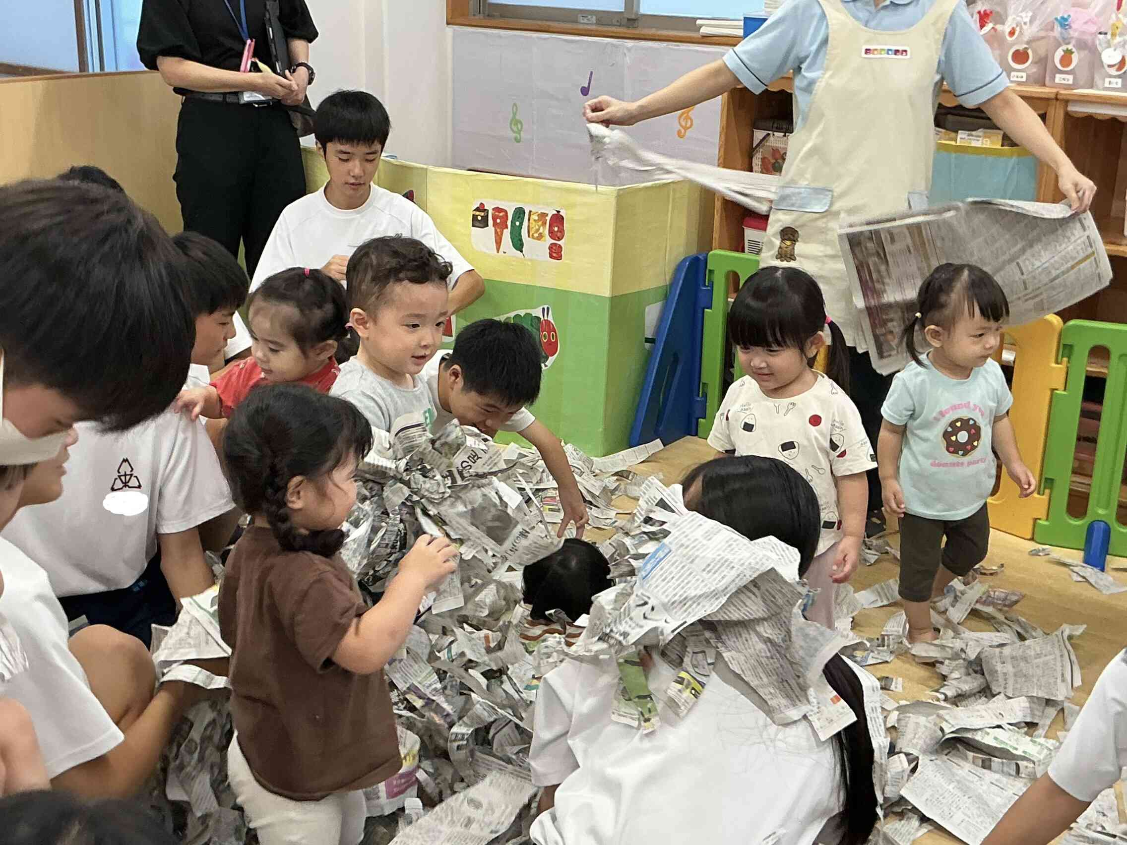 一緒に新聞紙遊びをしたよ！