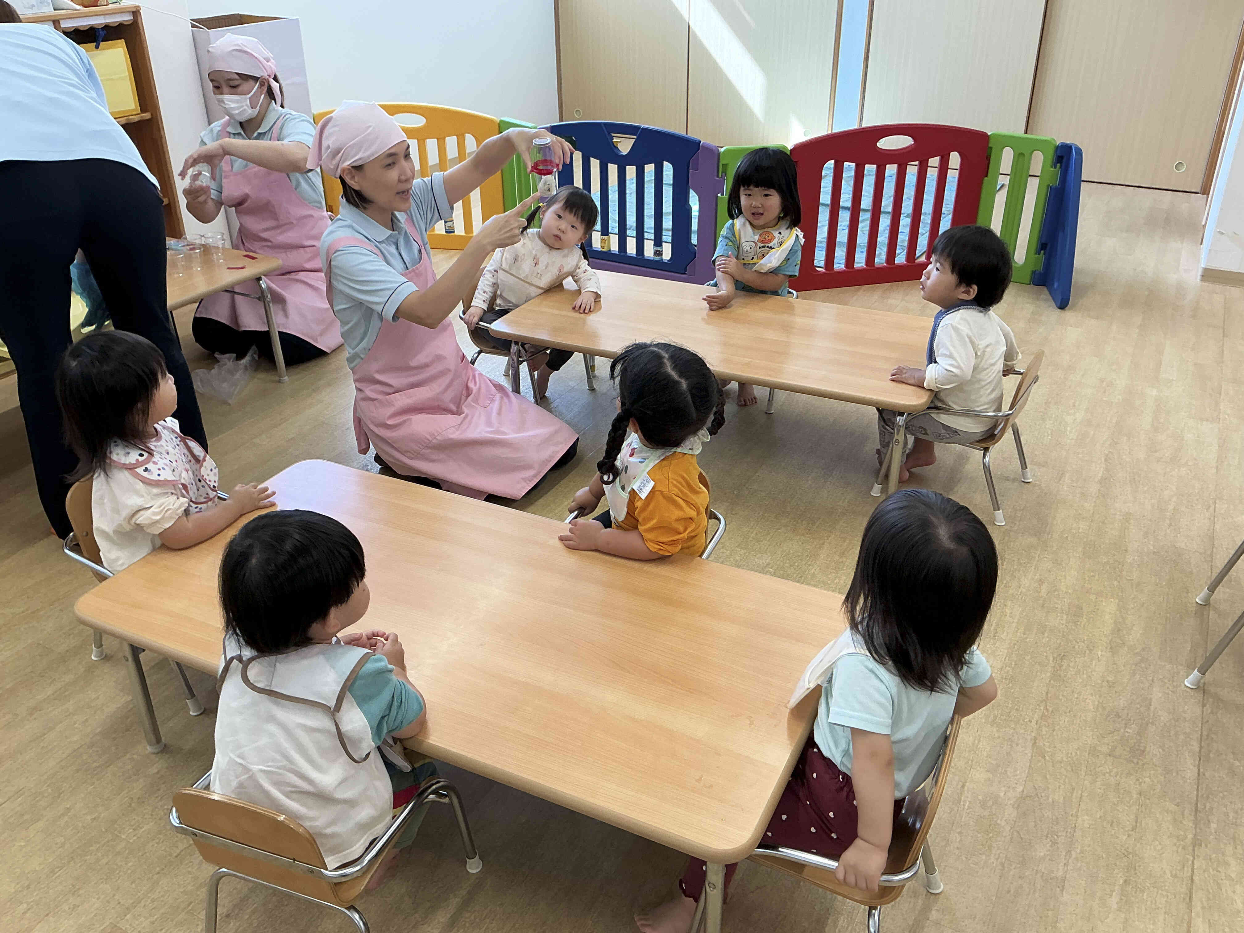 おにぎり作りをしました!(1歳児あひる組・2歳児うさぎ組)