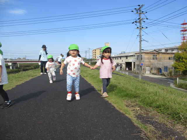 手を繋いで歩こう！と仲良しKちゃんとEちゃん。