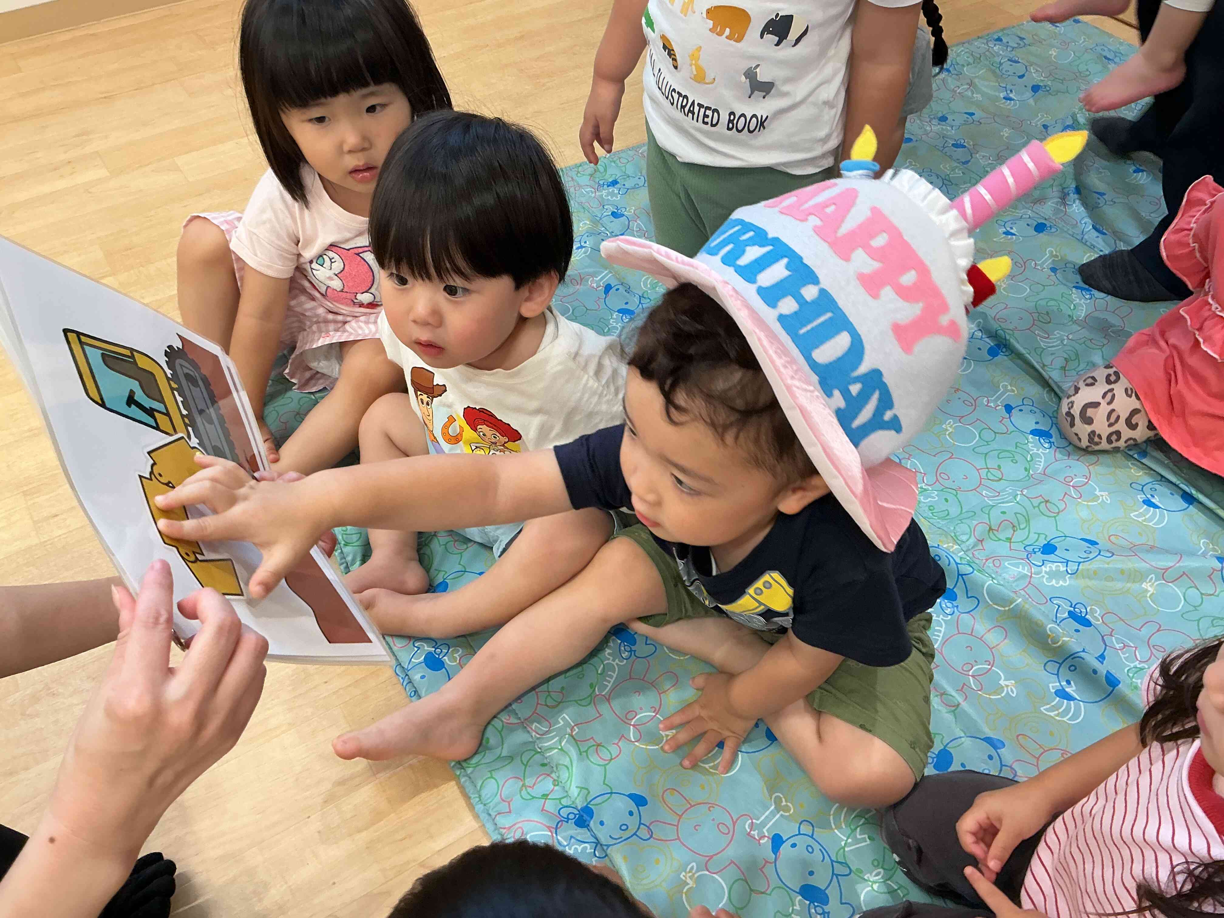 S君が君が大好きな「はたらくくるま」のお話を見ました