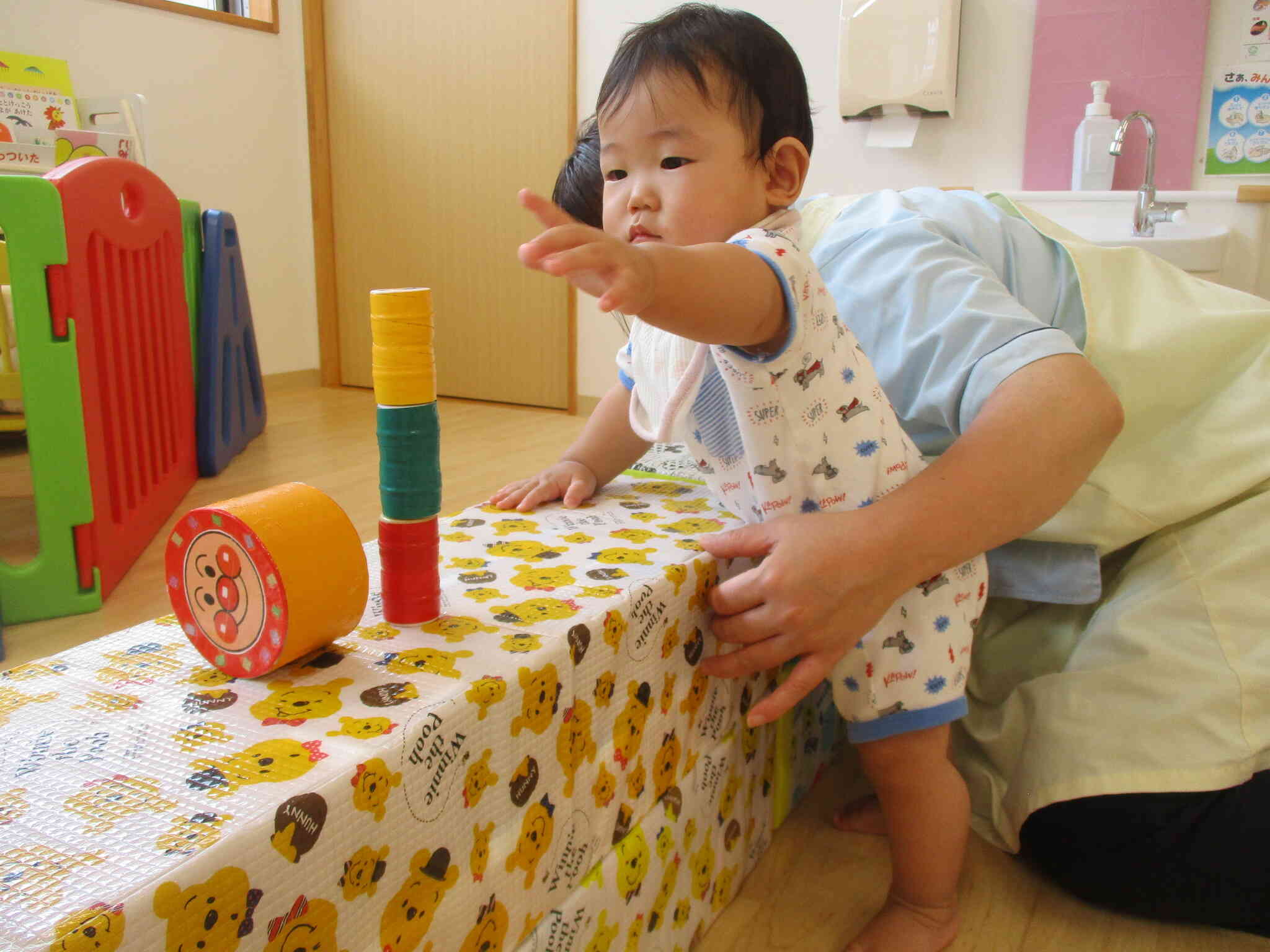 つかまり立ちで遊んだよ！｜ニチイキッズ吉成第二保育園｜ニチイキッズ