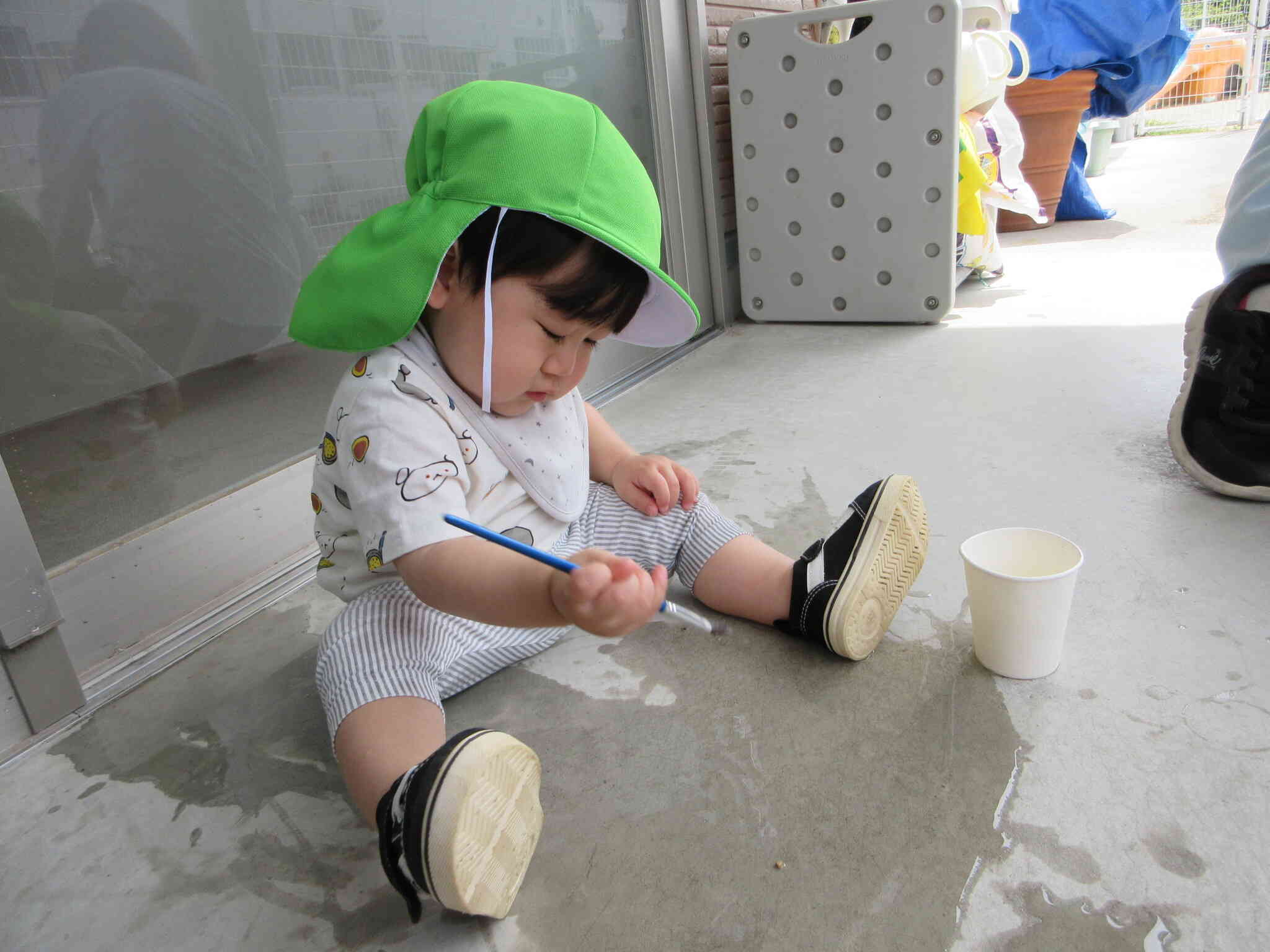 R君は紙コップに入れていた水がこぼれてしまいましたが、その水を伸ばして大きな大きな丸を描いていましたよ！