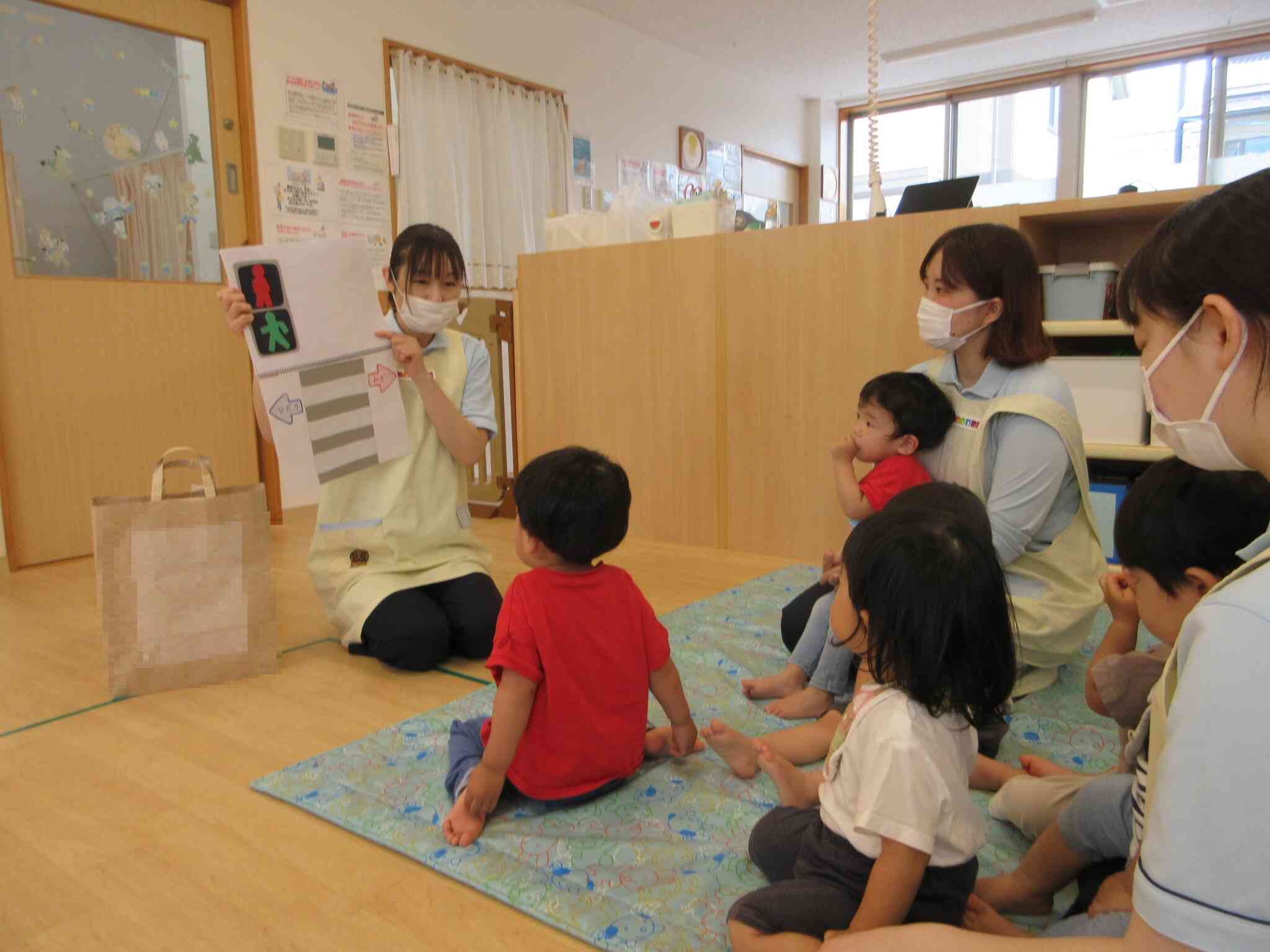 真剣な表情でお話を聞いてくれる子ども達