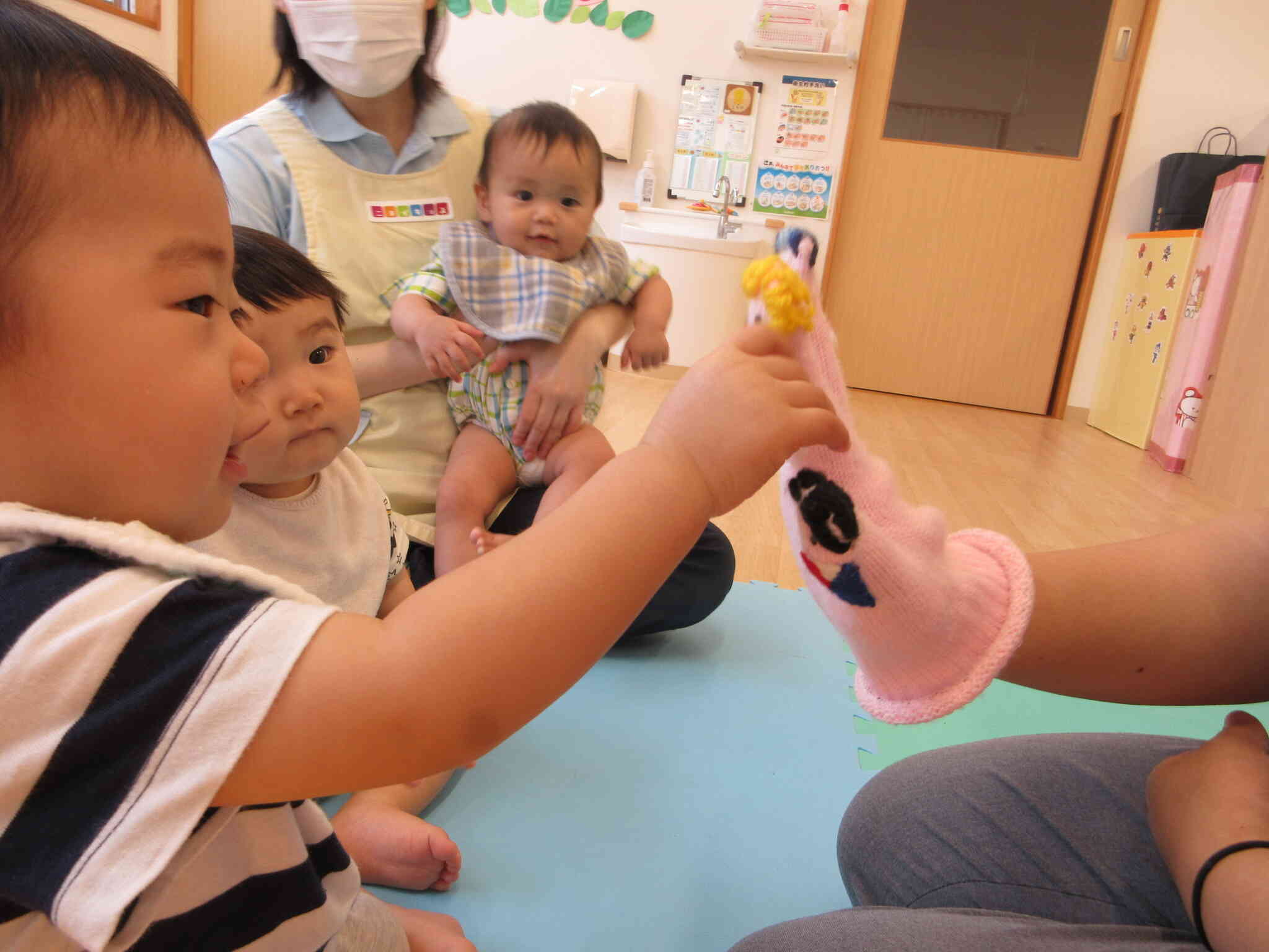 どれがすき？と聞かれ真っ先にお母さん指をにぎっていたKくん。やっぱりママがだ～いすき♡