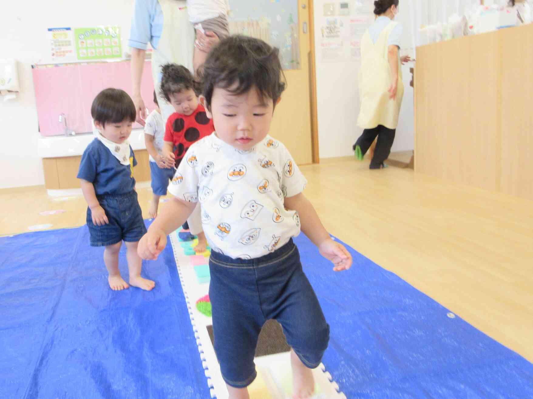 天の川に見立てたでこぼこ道を渡ります。