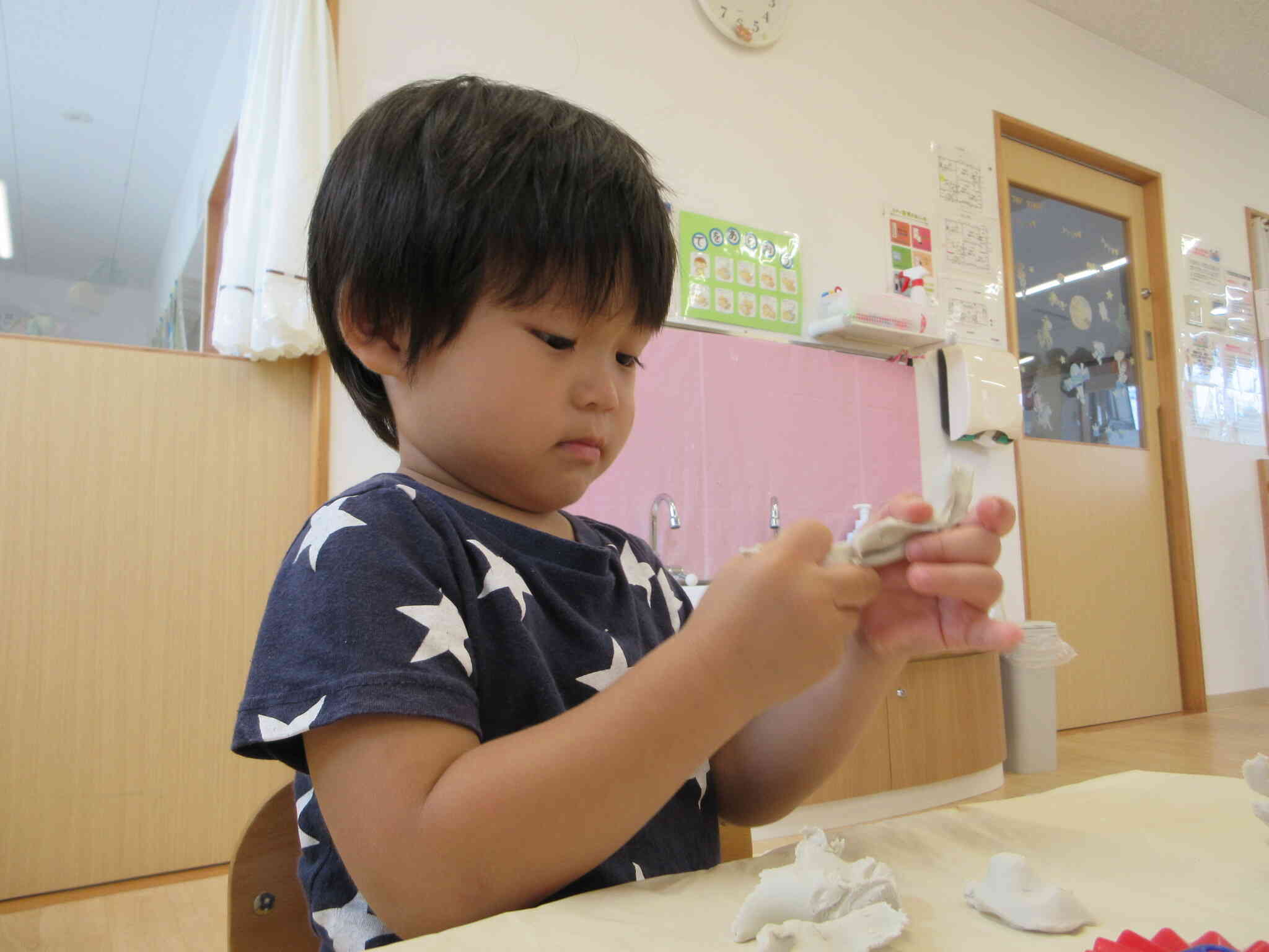 「つめたいね」感触を楽しむMくん