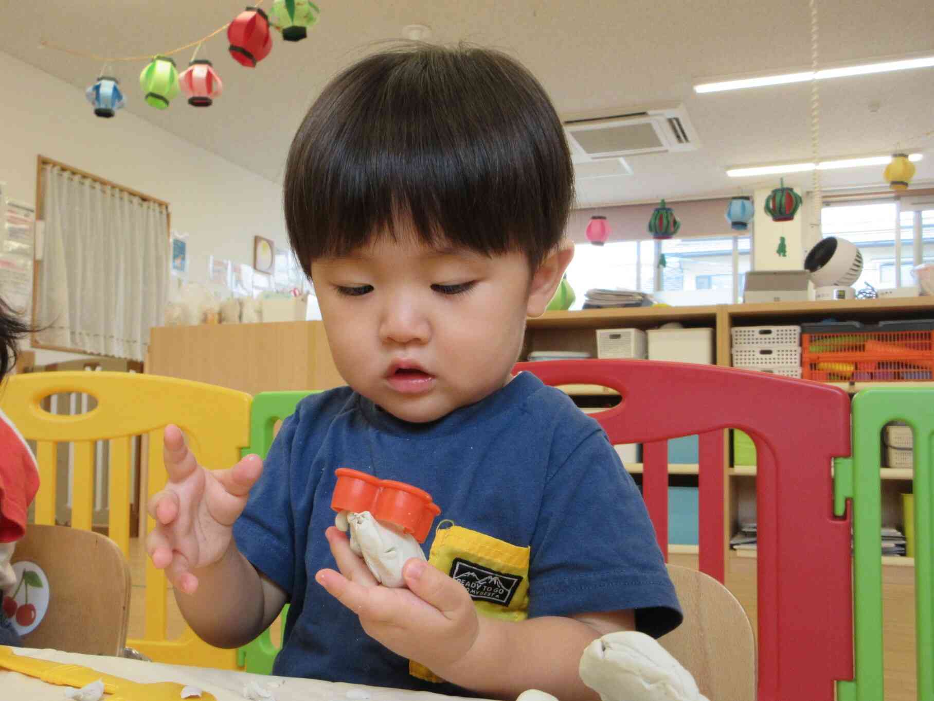 「なにができるかな～？」夢中で楽しんでいるRくん