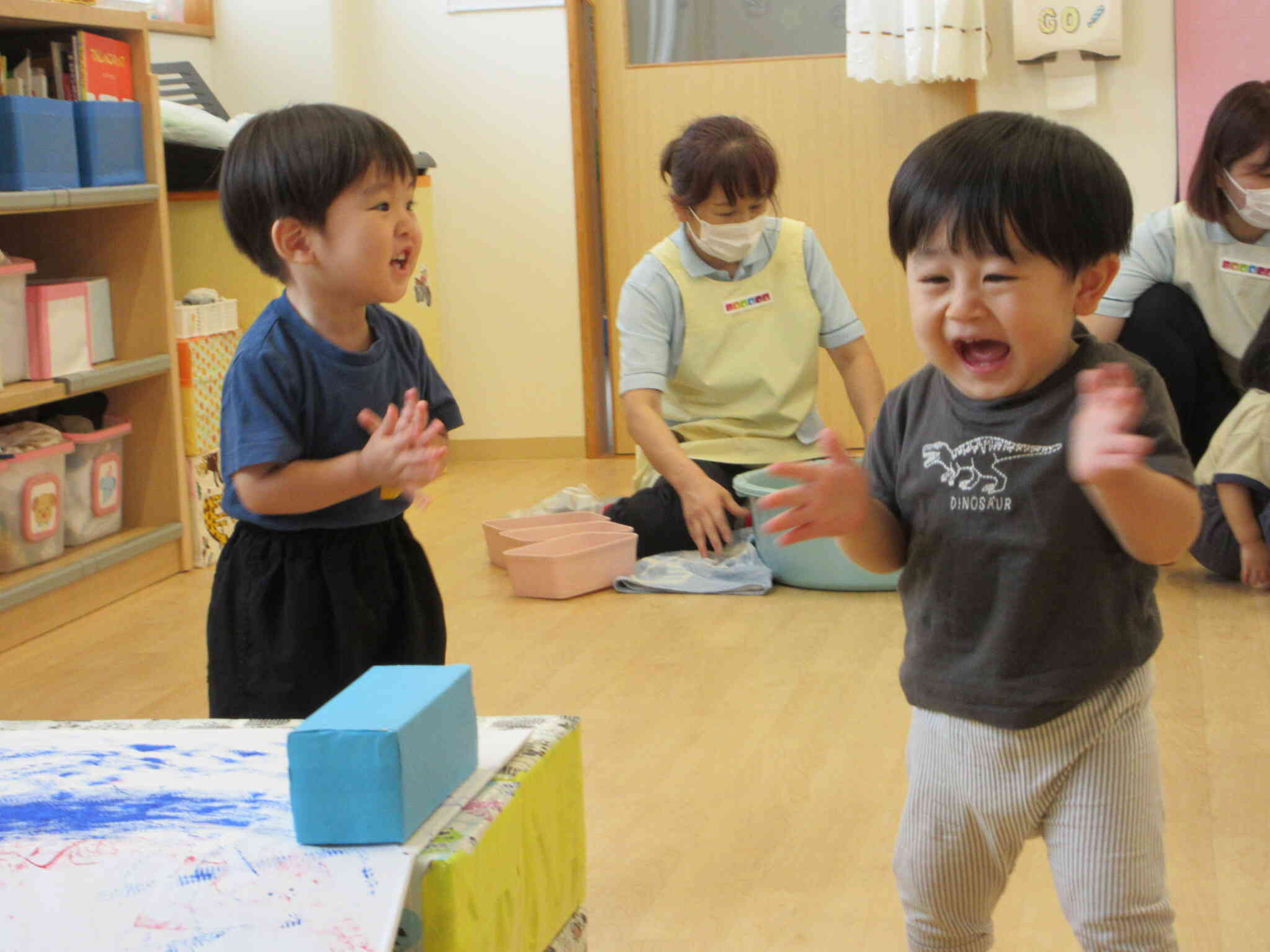 ストライク！と大喜びのRくんとRくん