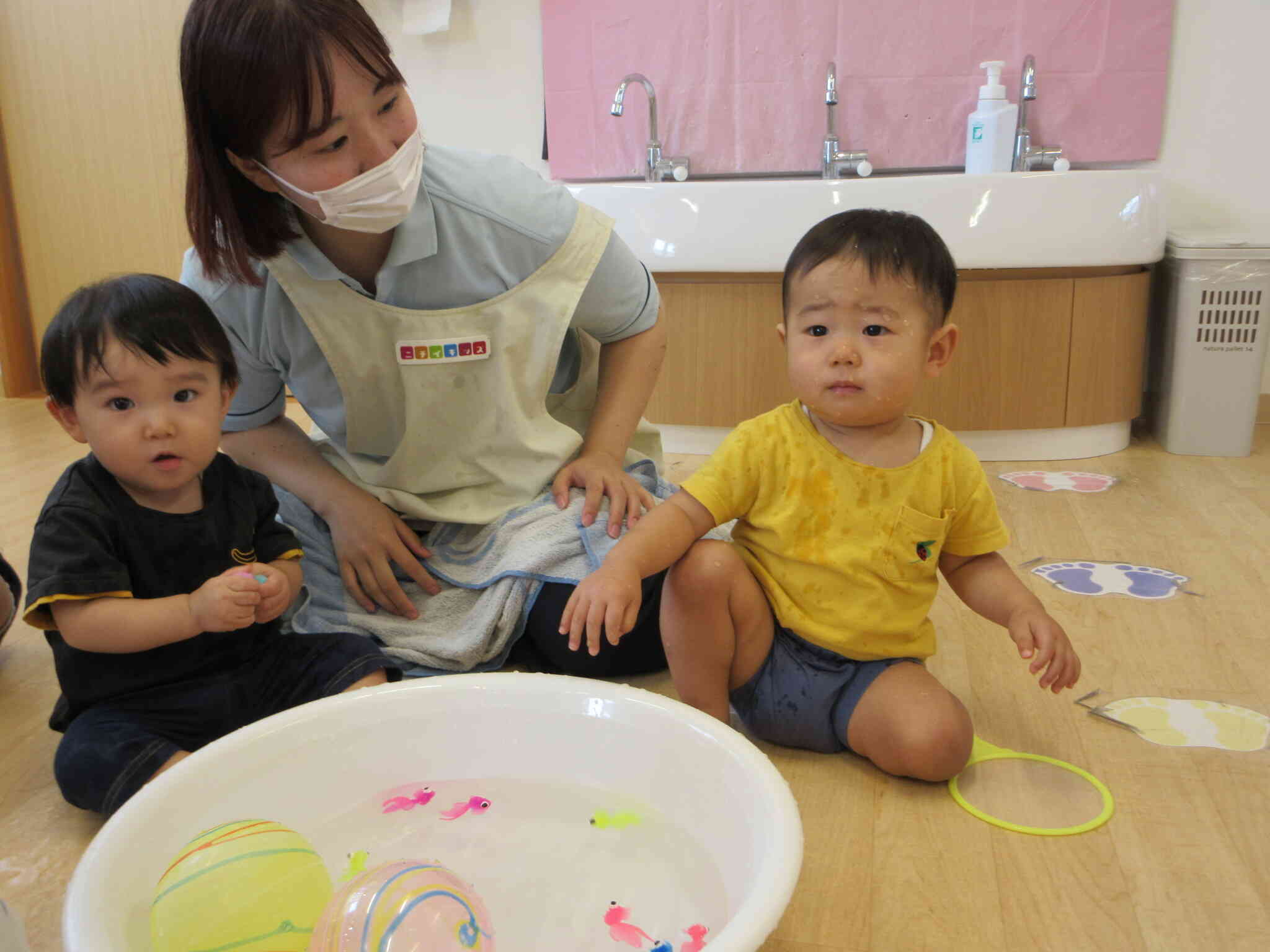 ヨーヨーがはねて水がかかっちゃった！びっくりしているKくんとAくん