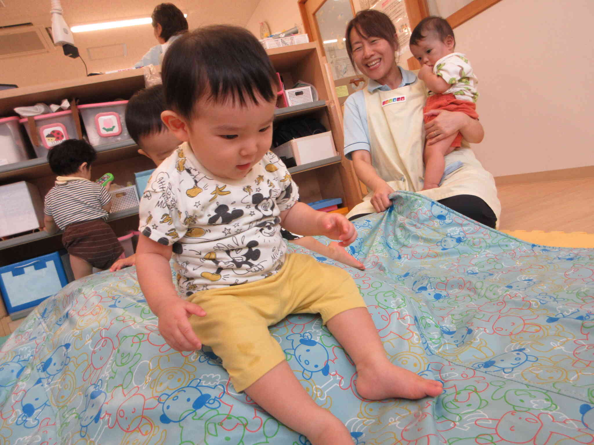 滑り台のようにすべれるかな？ドキドキのAくん