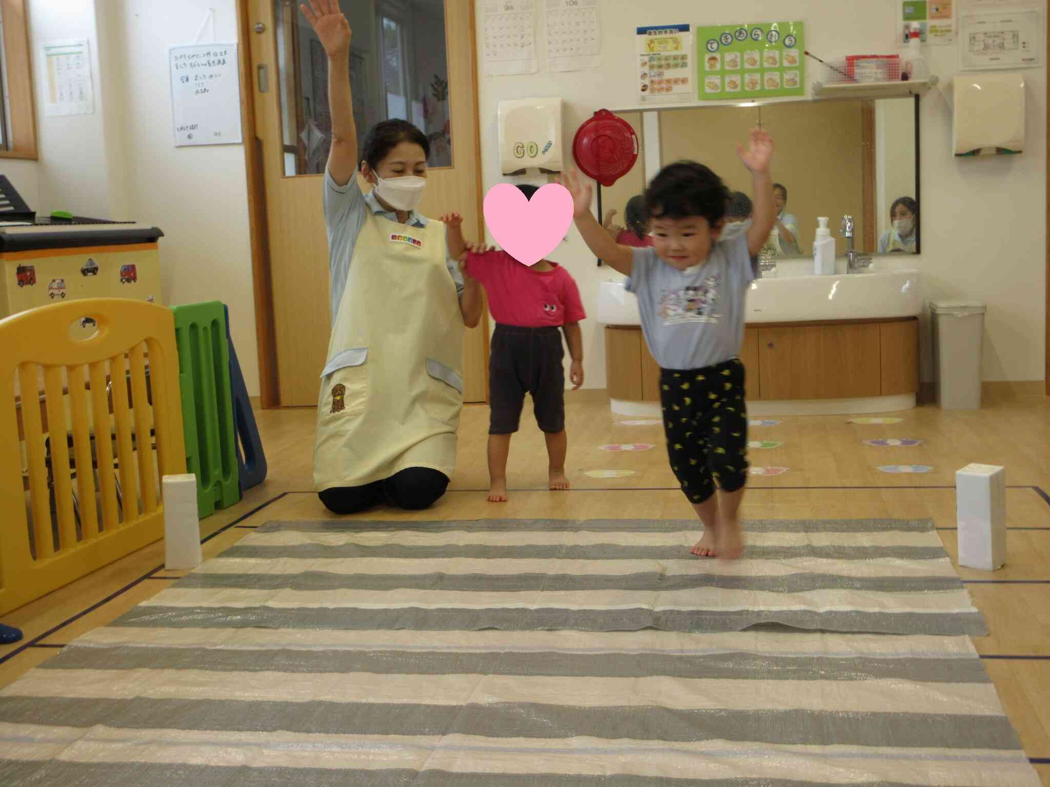 両手をあげて慎重にわたるSくんと「次はわたしの番ね....」とドキドキして待っているHちゃん