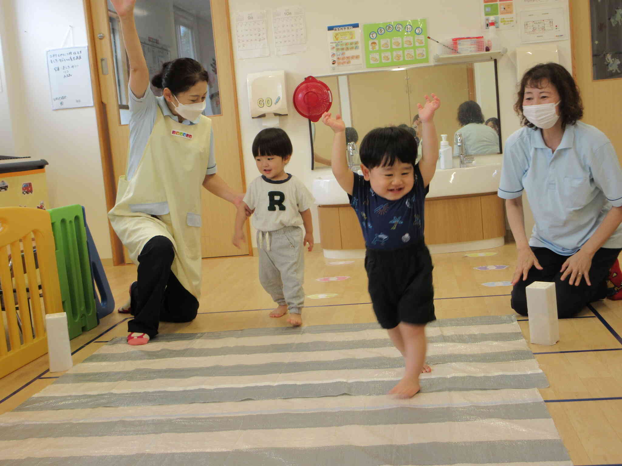 思いっきり両手を伸ばしてはりっきって横断するRくんと少し緊張気味のRくん