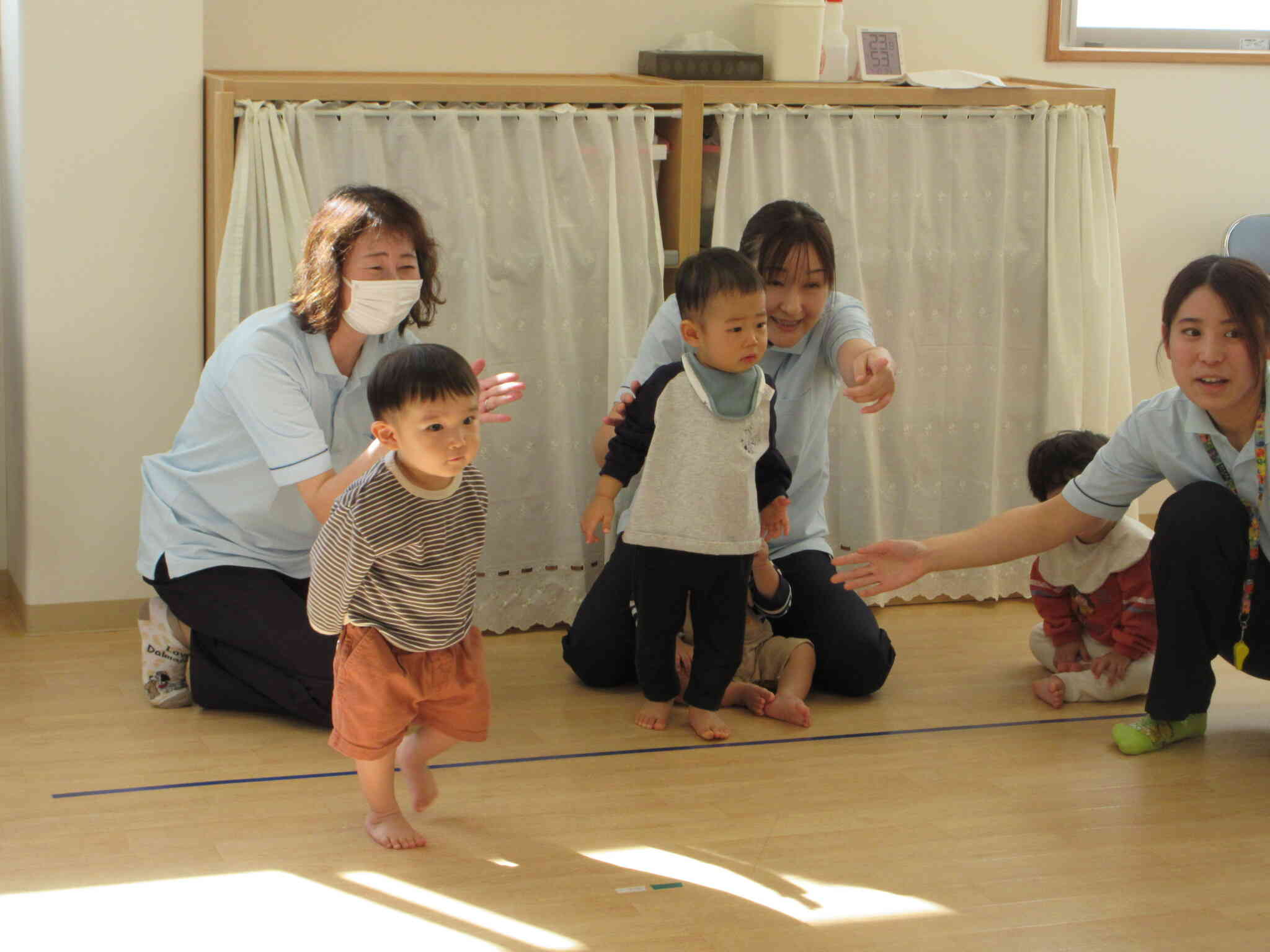 ひよこ組のAくんとKくん。ゴールで待つパパのところまで頑張って走りました！