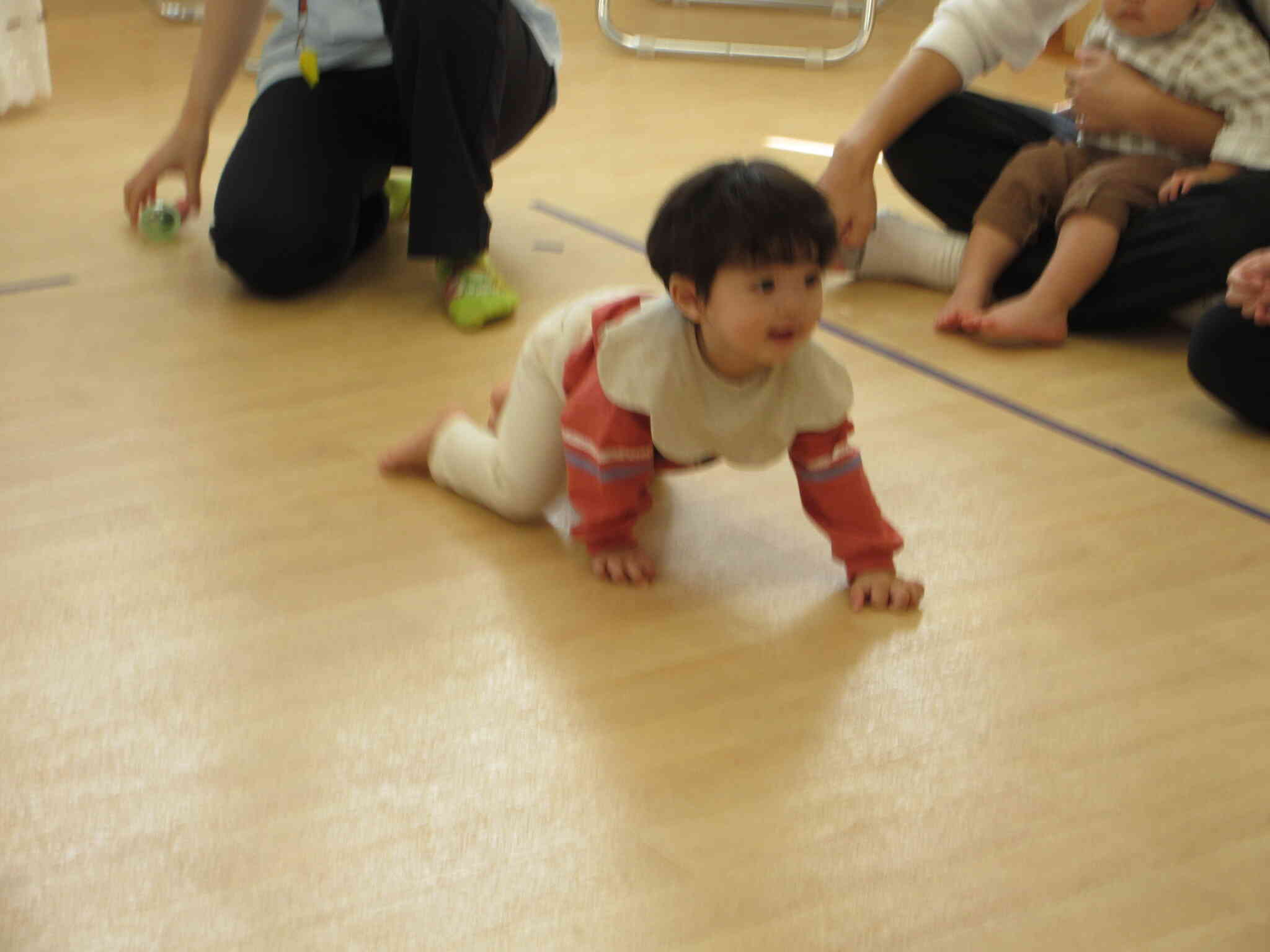 ハイハイで参加のTくん。ゴールへいちもくさんに向かっていきます。