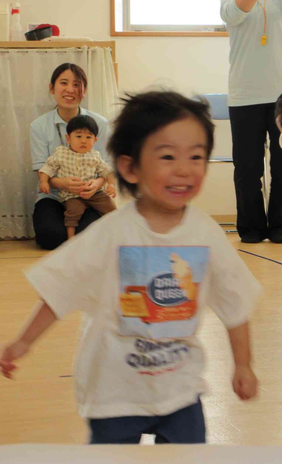 とびっきりの笑顔でゴールしたRくん。