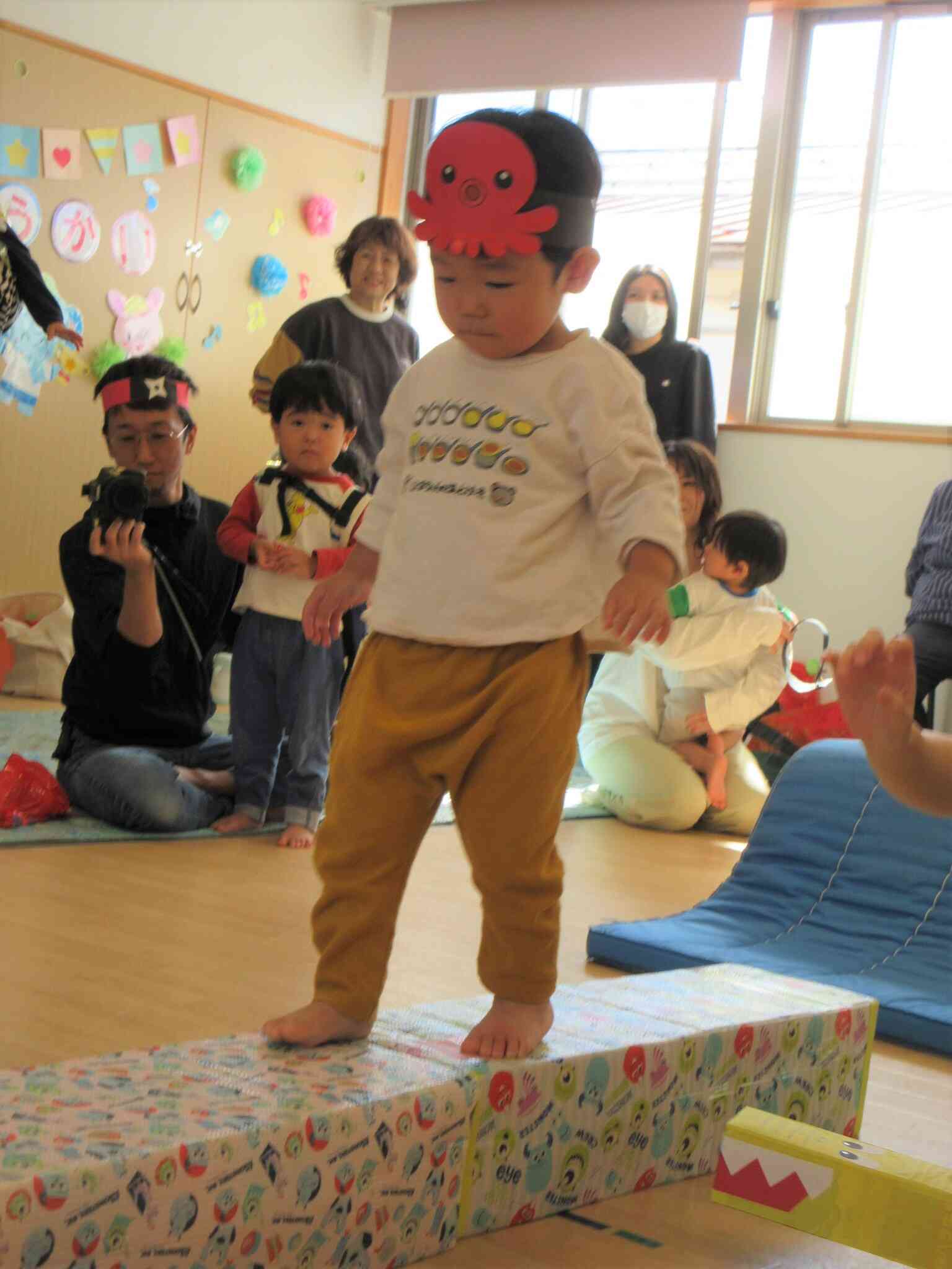 へい、おまちっ！（1歳児あひる組おやこ競技）