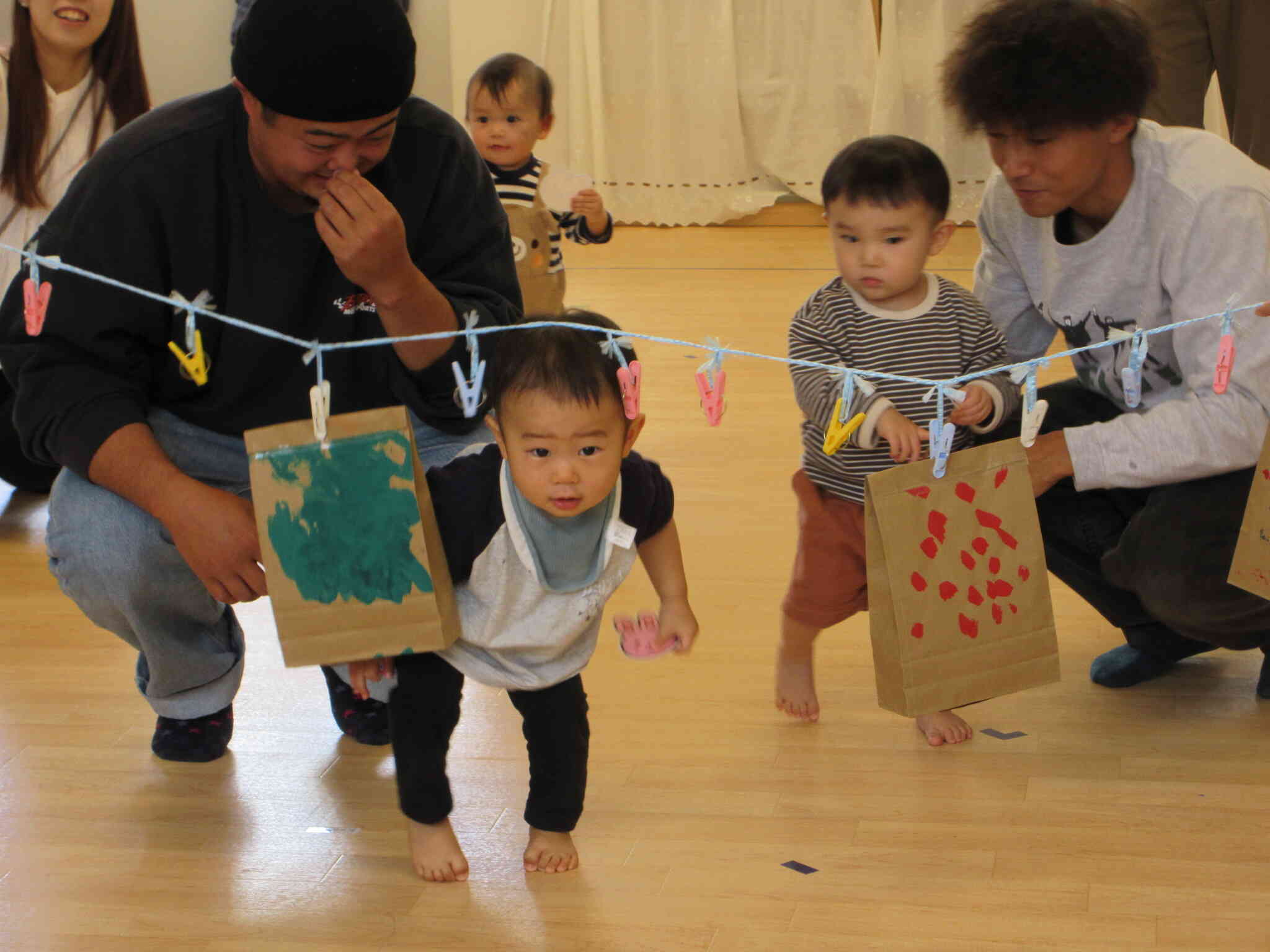 「ここをくぐって・・・」おみやげはそっちのけでゴールを目指すKくん。かわいいですね。