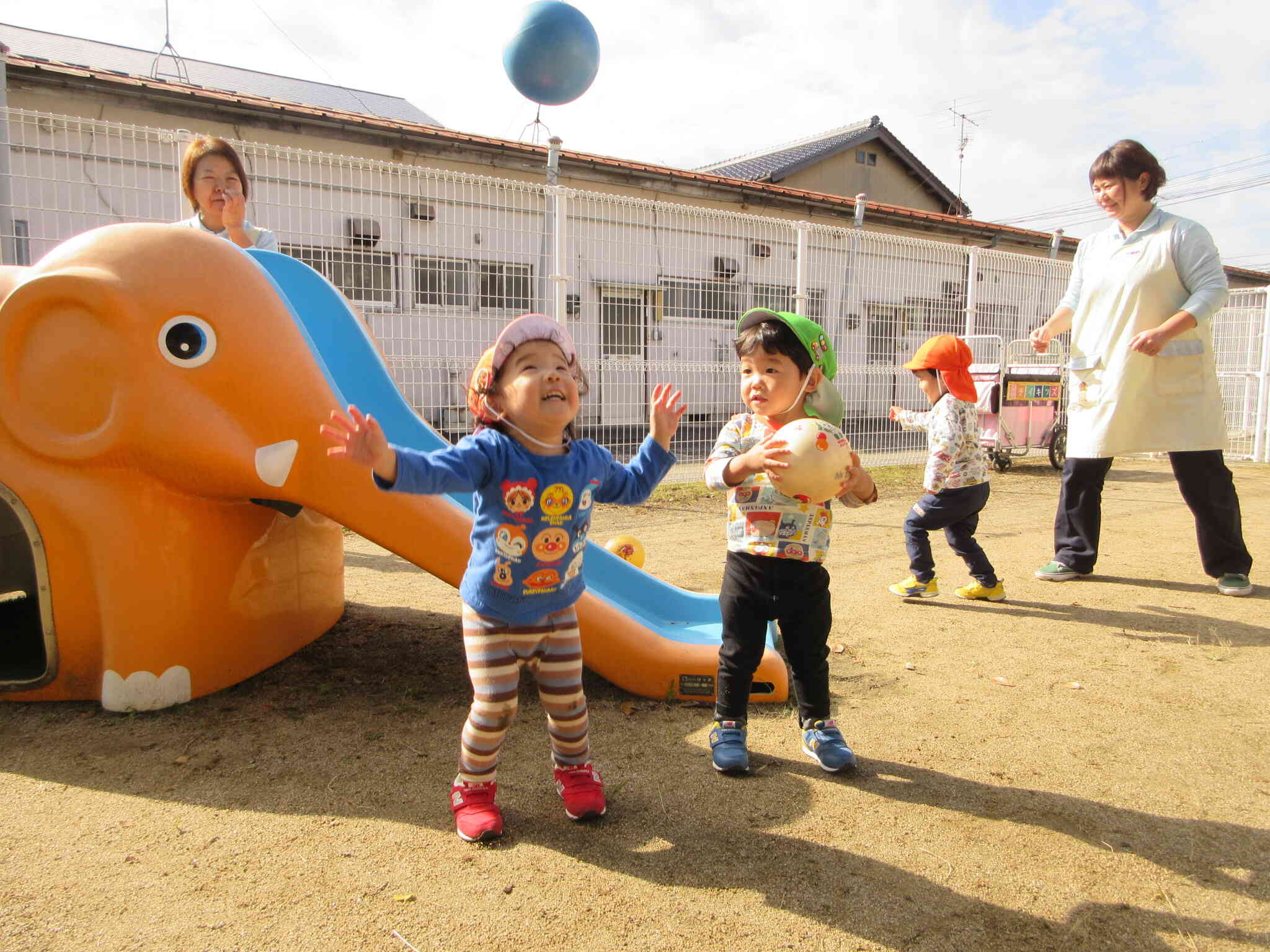 ボール遊びたのしいね♪（1，2歳児）