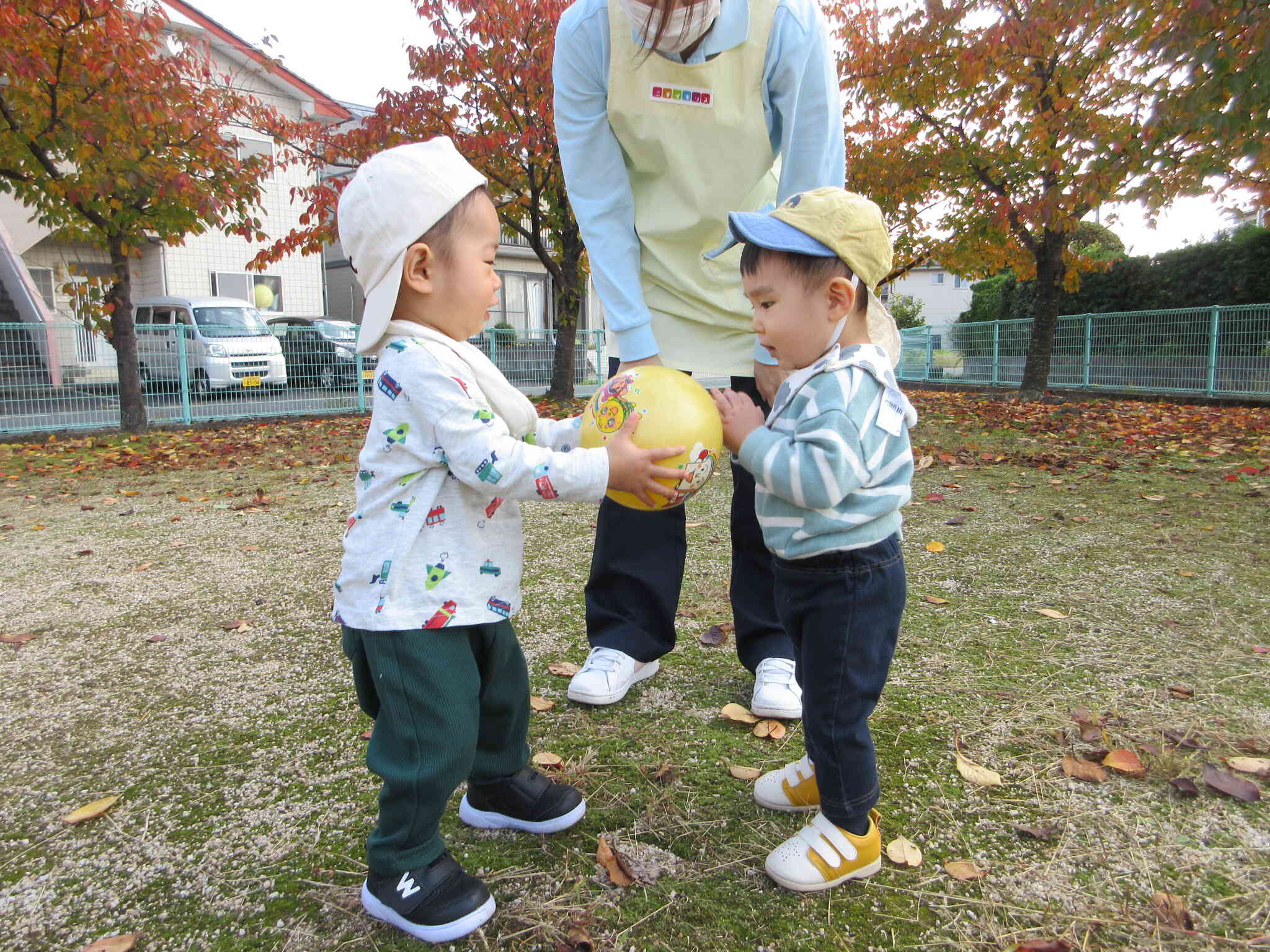 「かして」「どうぞ」とかわいいやりとりをしているKくんとAくん
