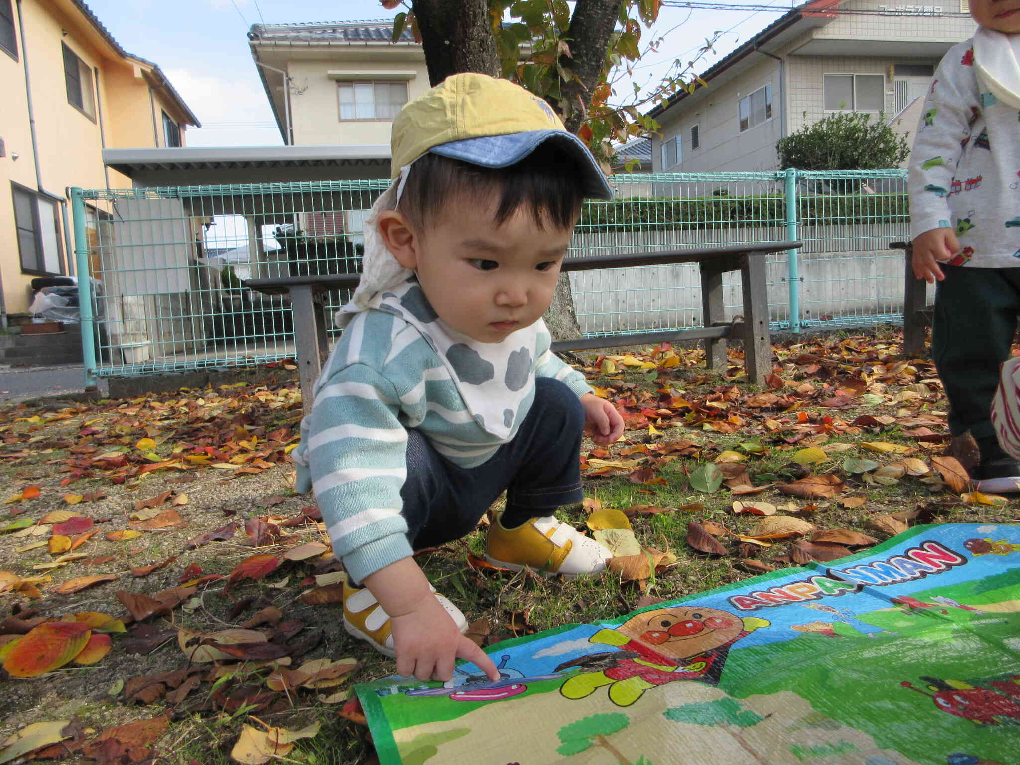 レジャーシートの方に興味津々のAくん