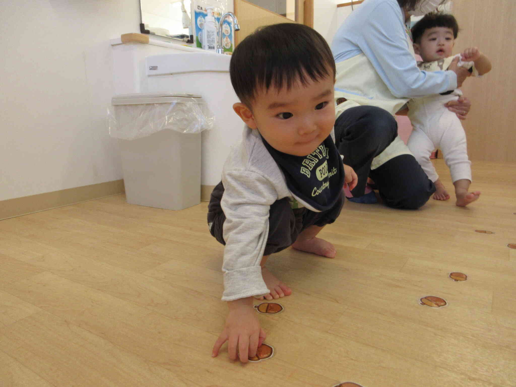 ちょっと取りづらいなあ…と何度もチャレンジするAくん。