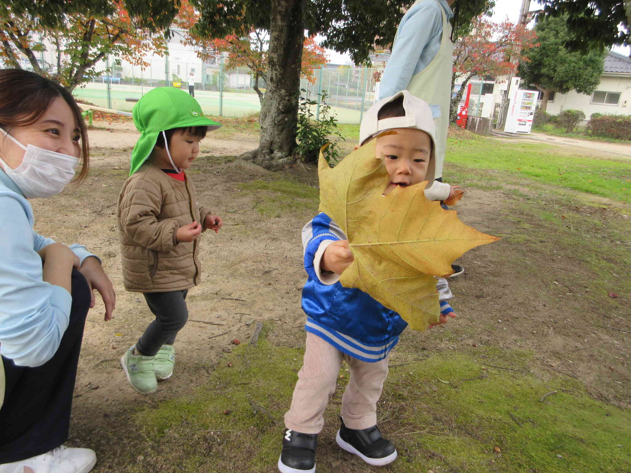顔よりも大きな葉っぱをゲットしたKくん！嬉しそうな笑顔です。