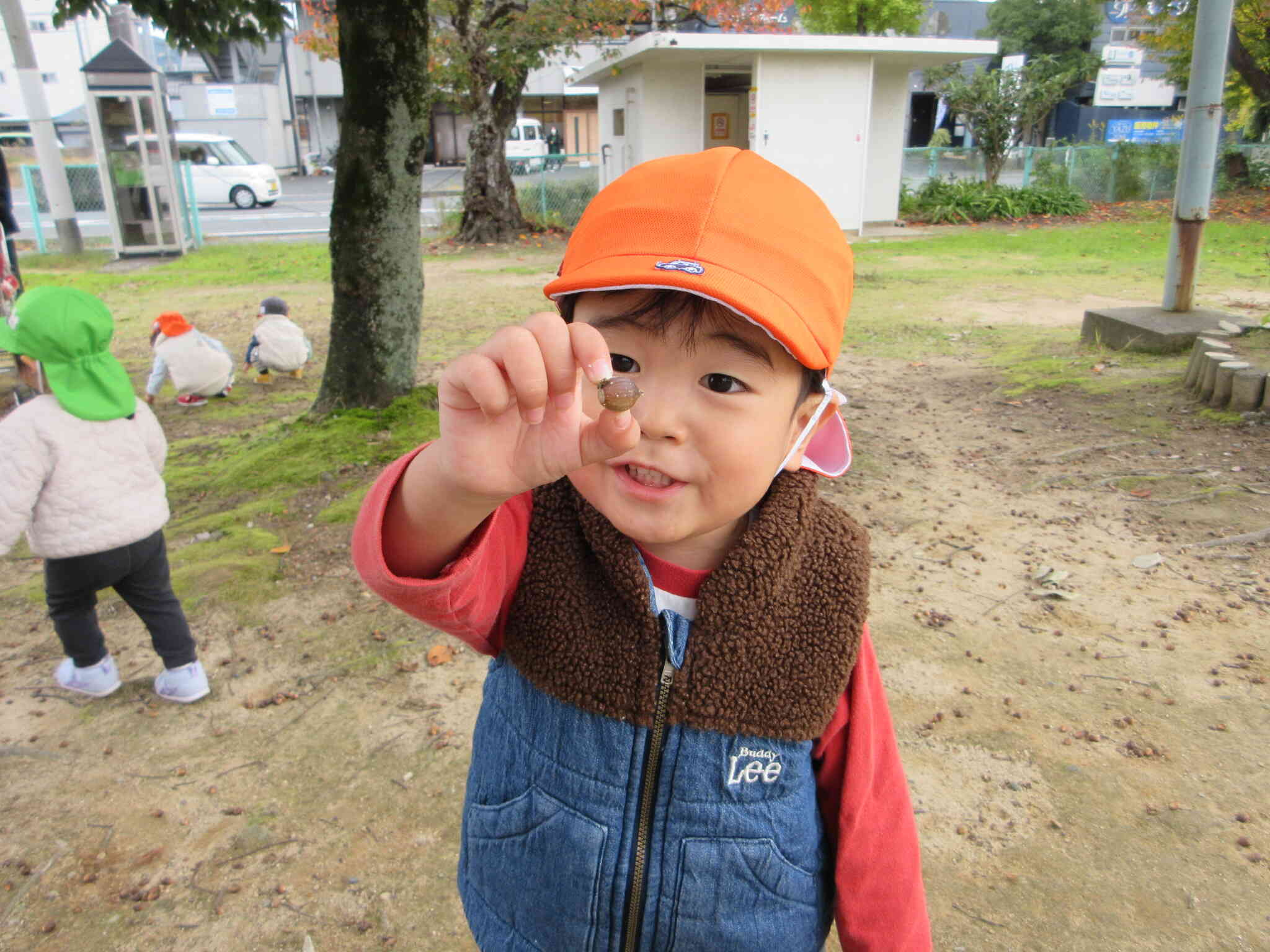 「見てみて！どんぐりあったよ！」とSくん