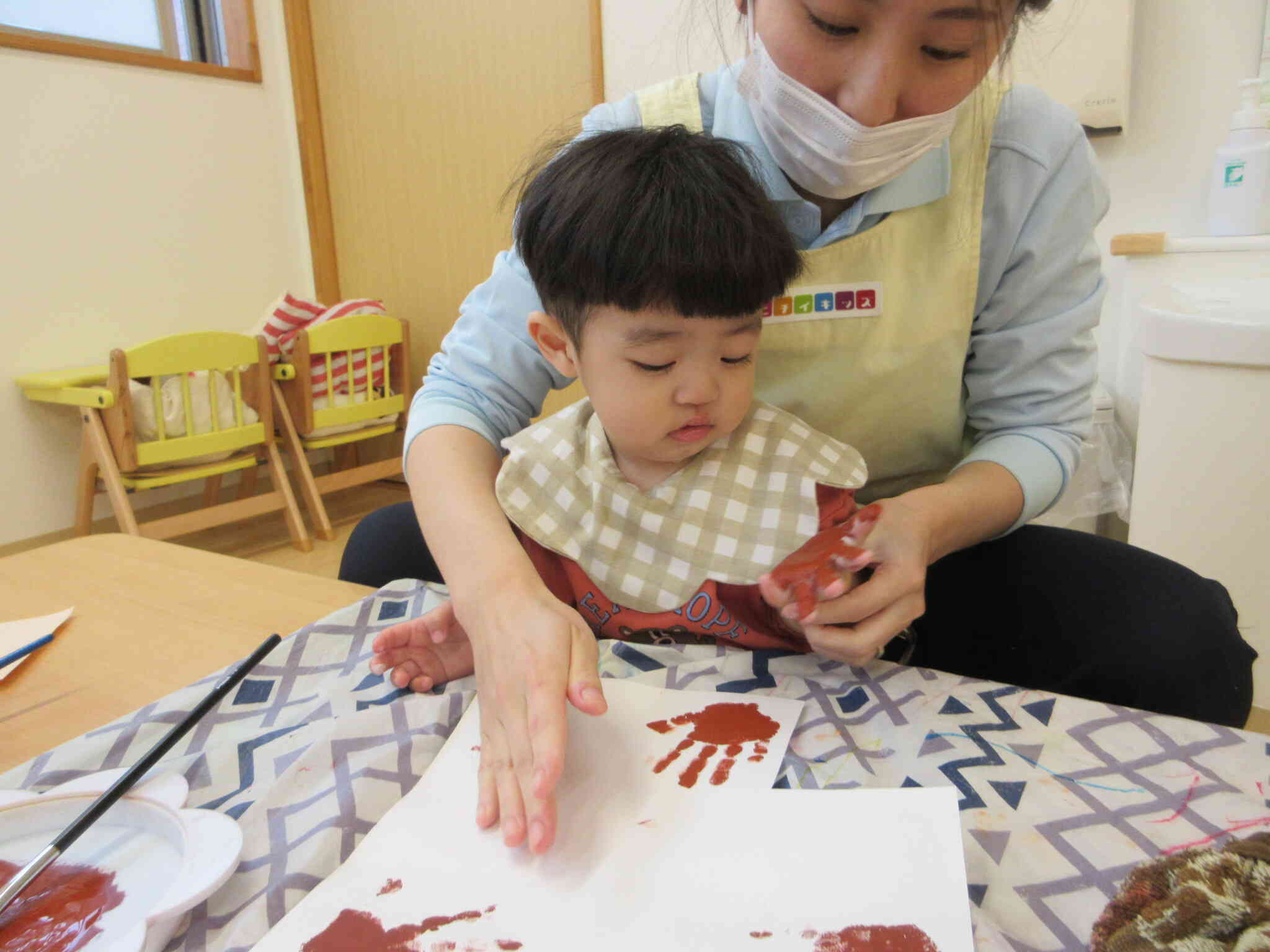 絵の具の感触に不思議そうに手を見つめるTくん