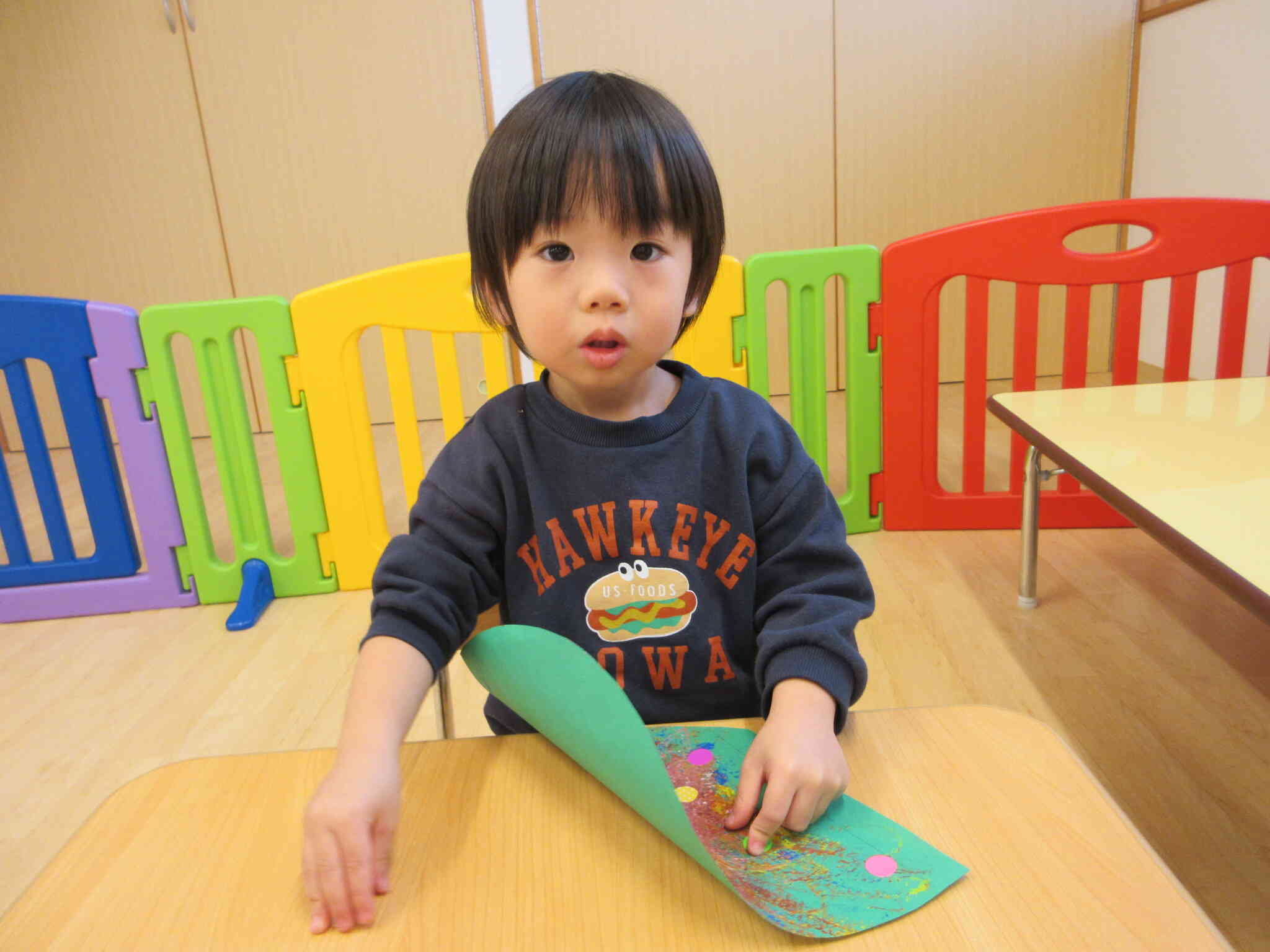 シール貼りに集中していたRくん。カメラに気づいてじーっと見つめています。