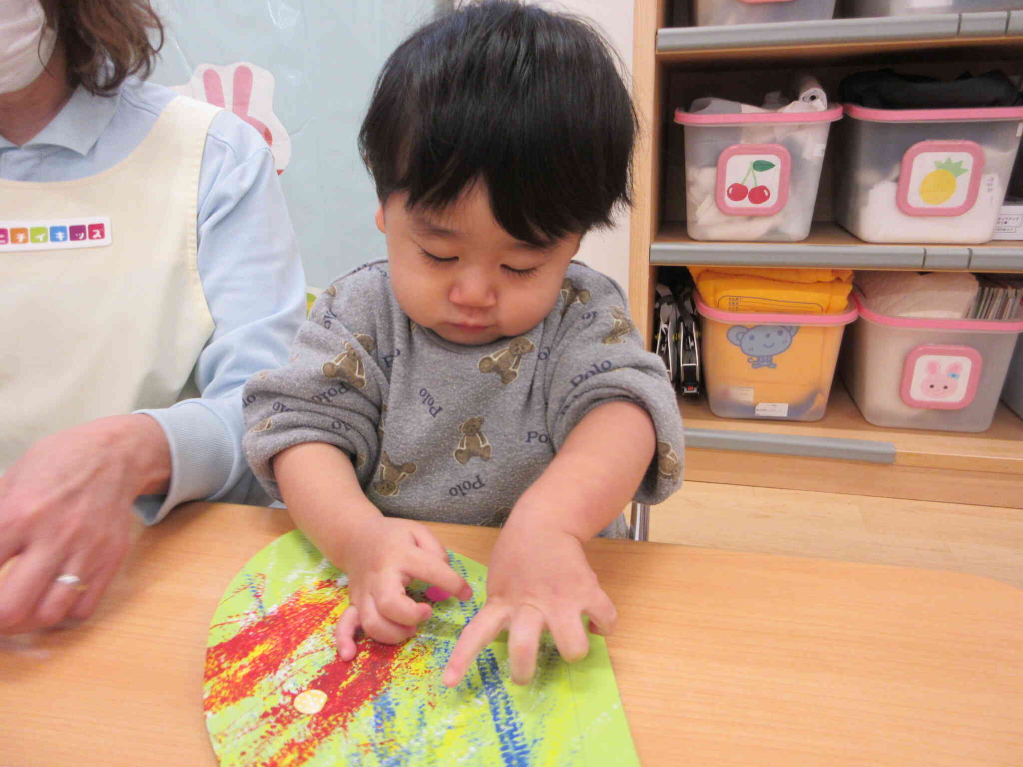 豪快にクレヨンで絵を描いてからシール貼りにチャレンジしているRくん