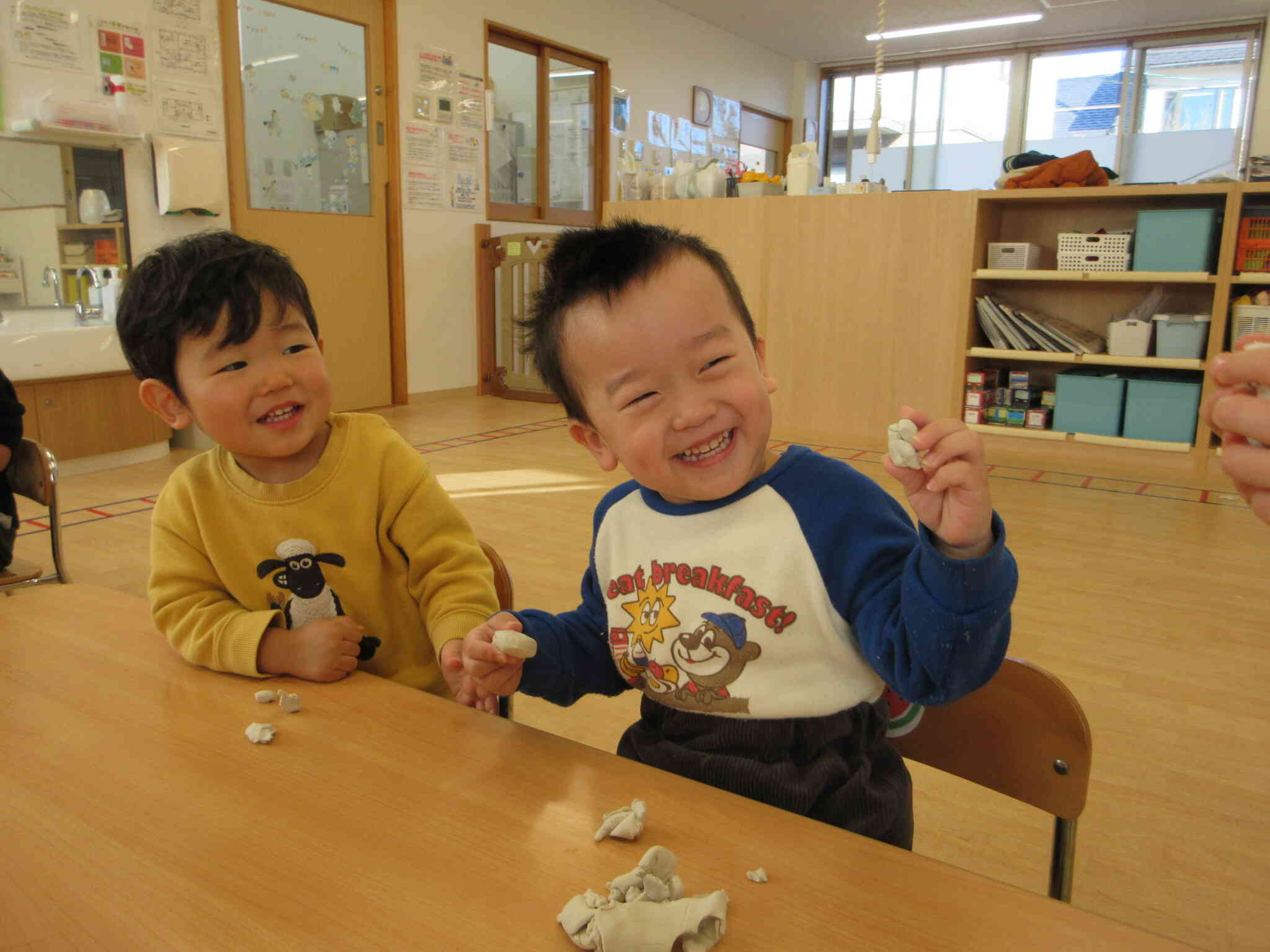 こねこね、ぎゅっぎゅっ、びよ～ん