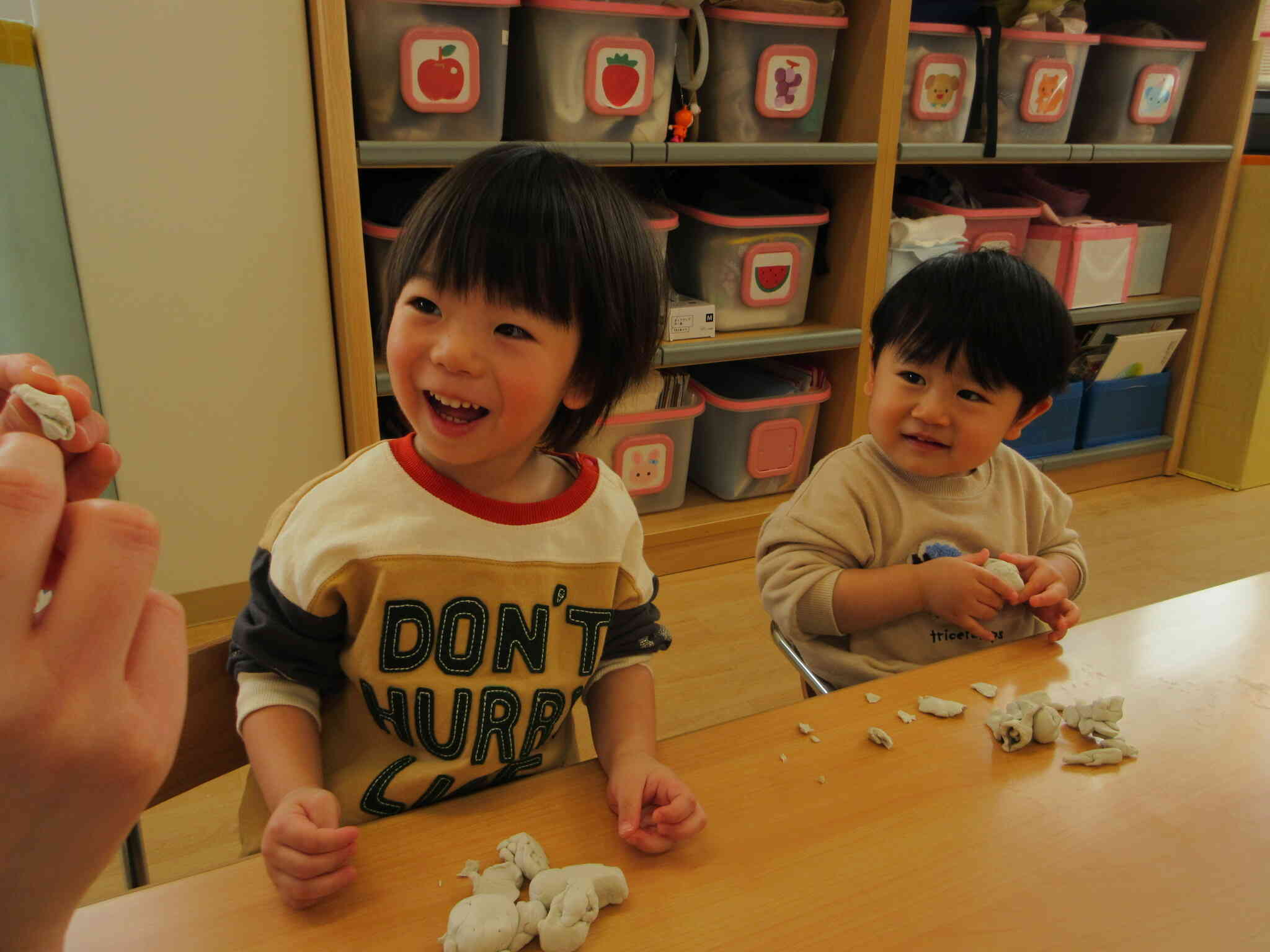 先生とお話しながらニコニコ笑顔のRくんとRくん