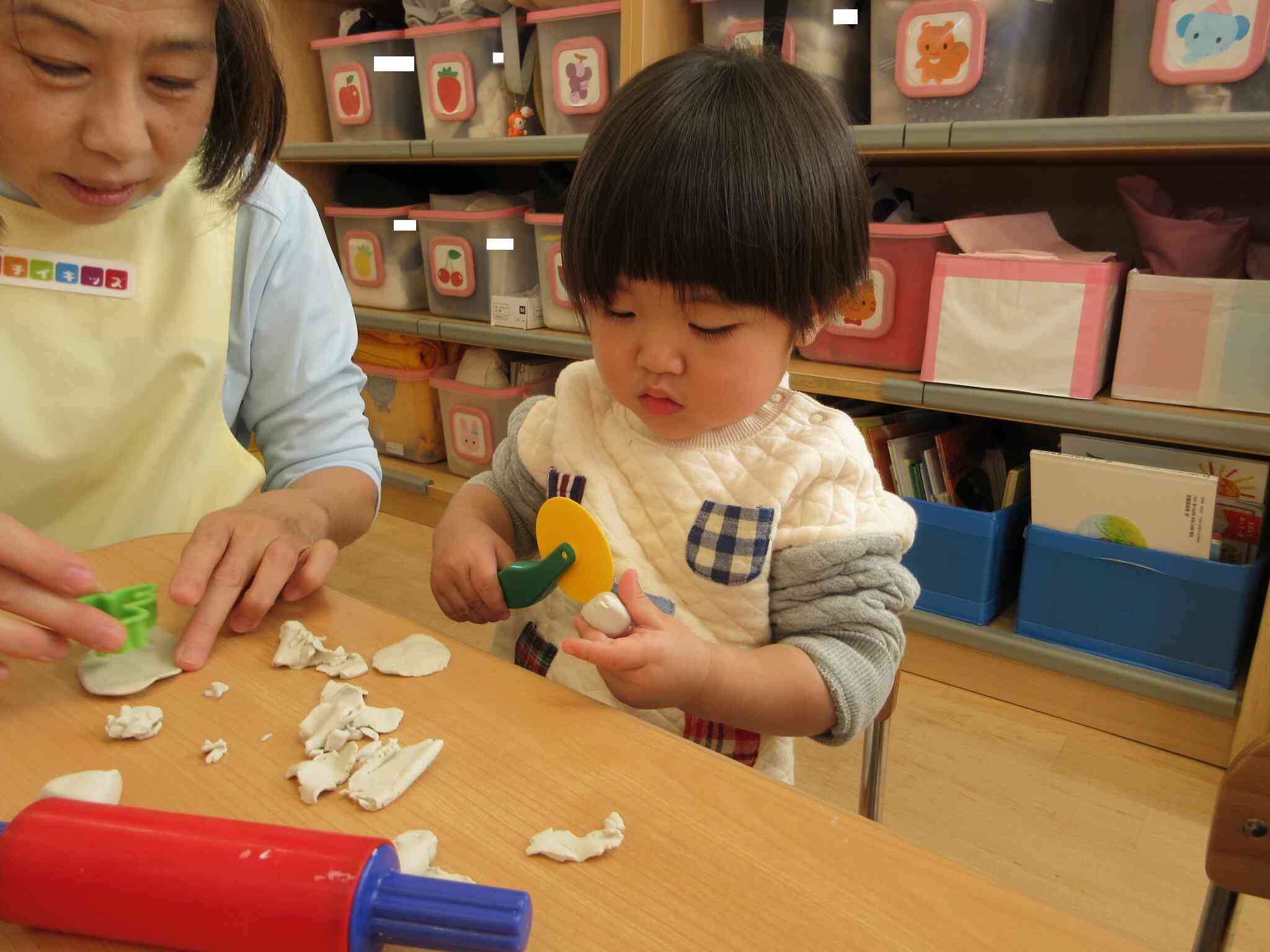 粘土用玩具でなにやら模様をつけているRくん