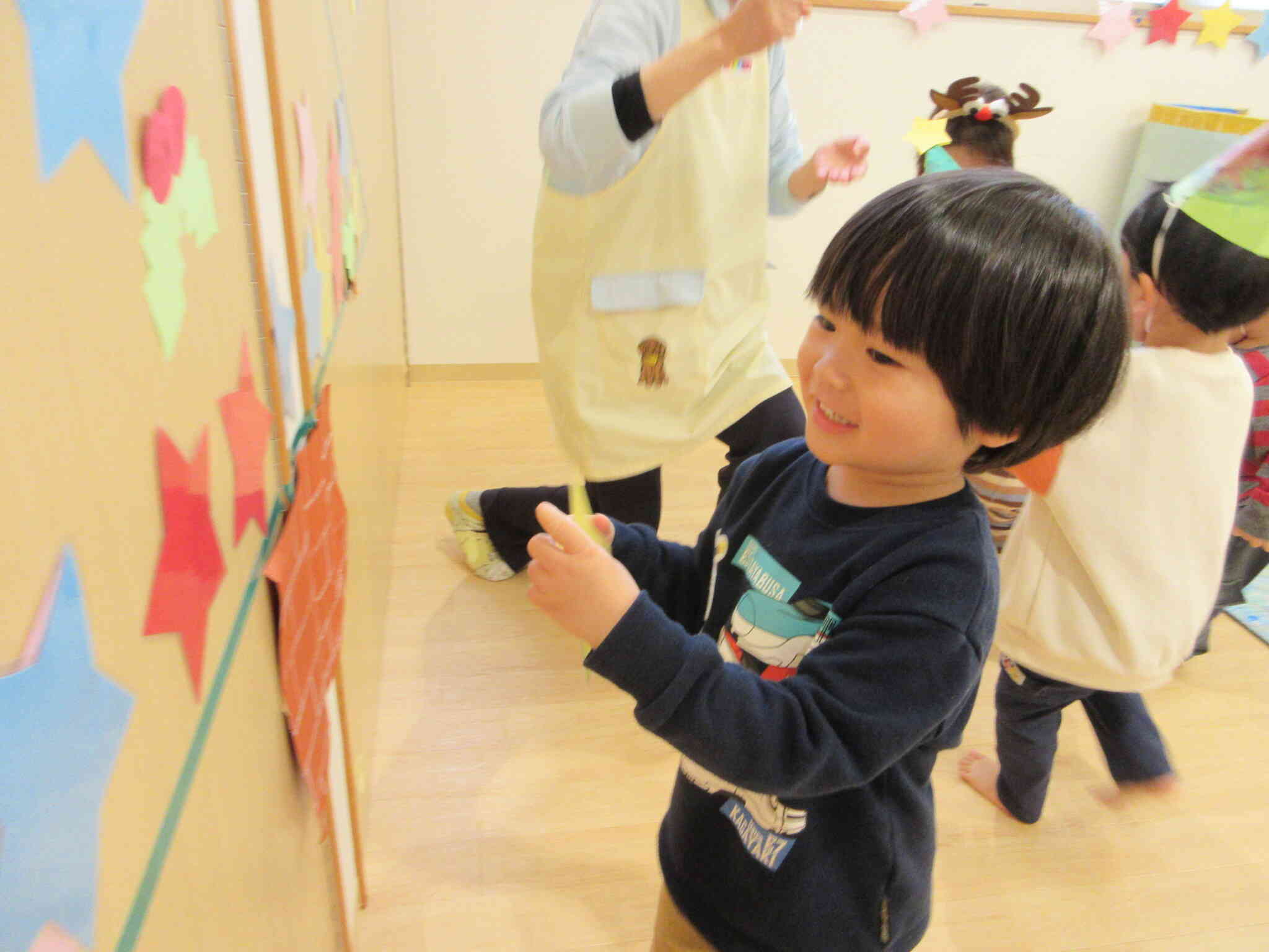 どこに貼ろうかな？とクリスマスツリーの飾り付けを楽しむMくん