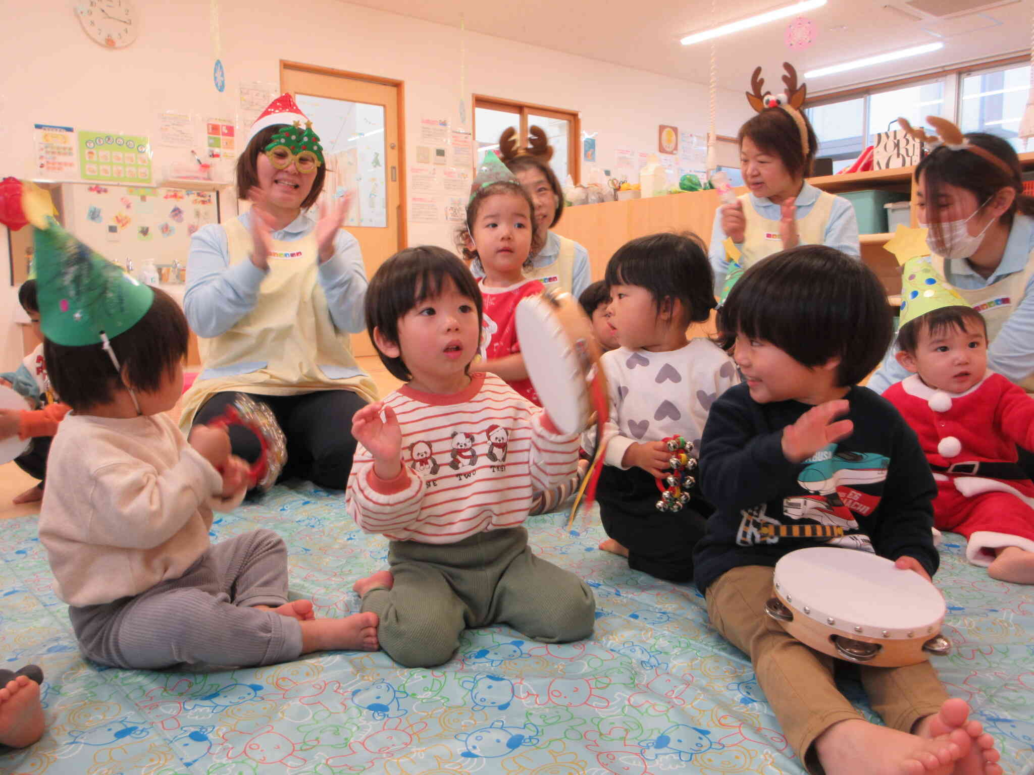 タンバリンや鈴で「あわてんぼうのサンタクロース」の演奏をプレゼントしました！