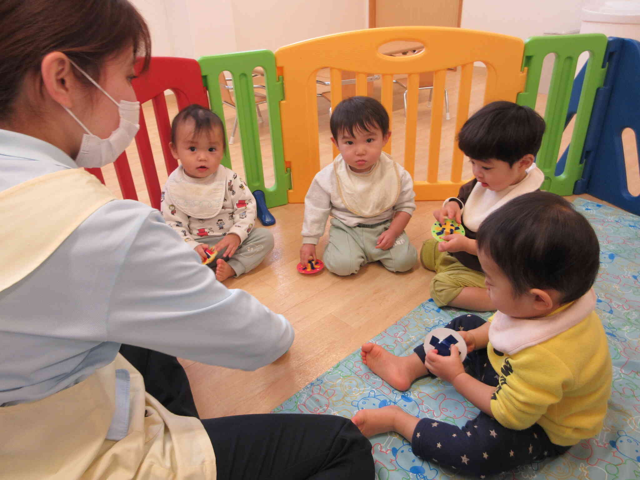 お正月遊びをしたよ！（0歳児ひよこ組）