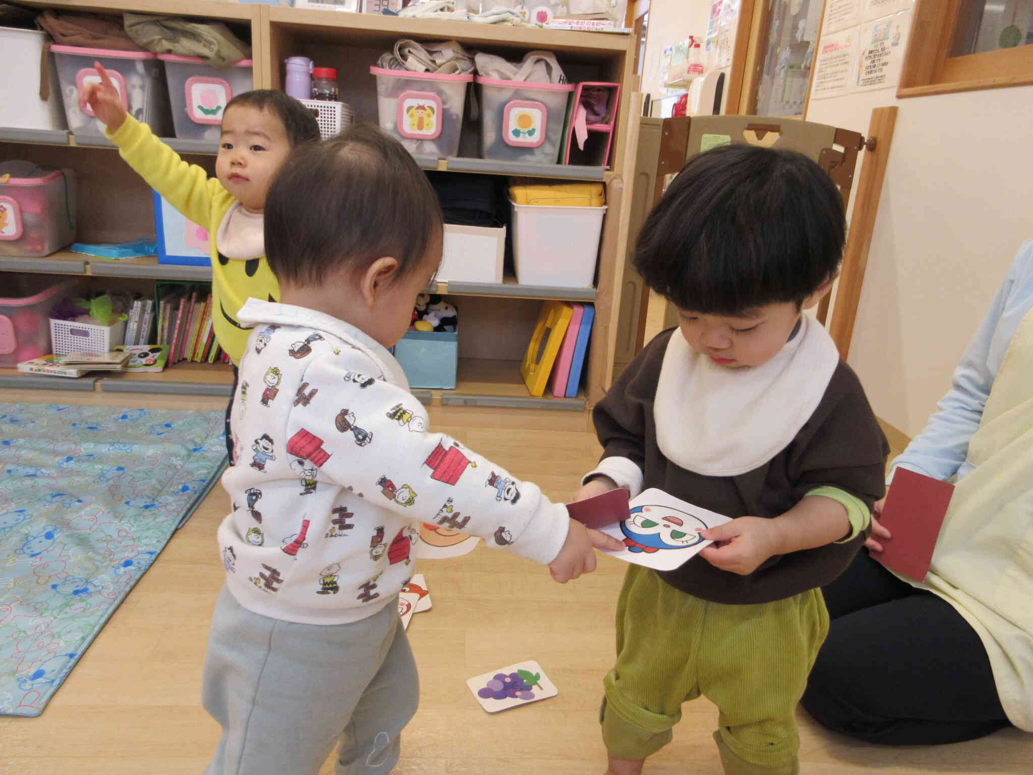 「これは何かな？」と自分たちの持っているカルタを見せ合っているYくんとTくん。
