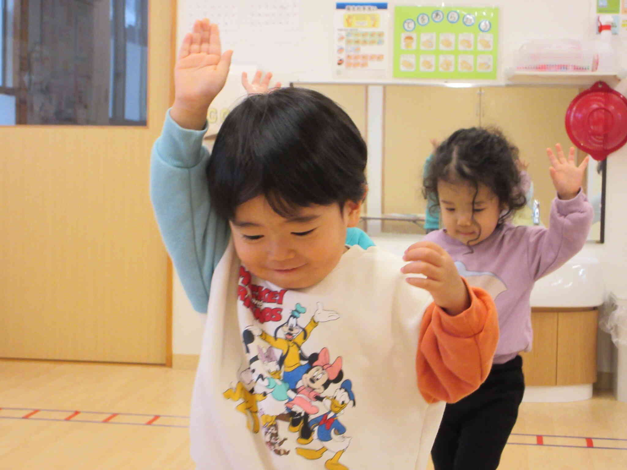 まっすぐ手をあげて横断歩道シートを渡るうさぎ組のお友だち。