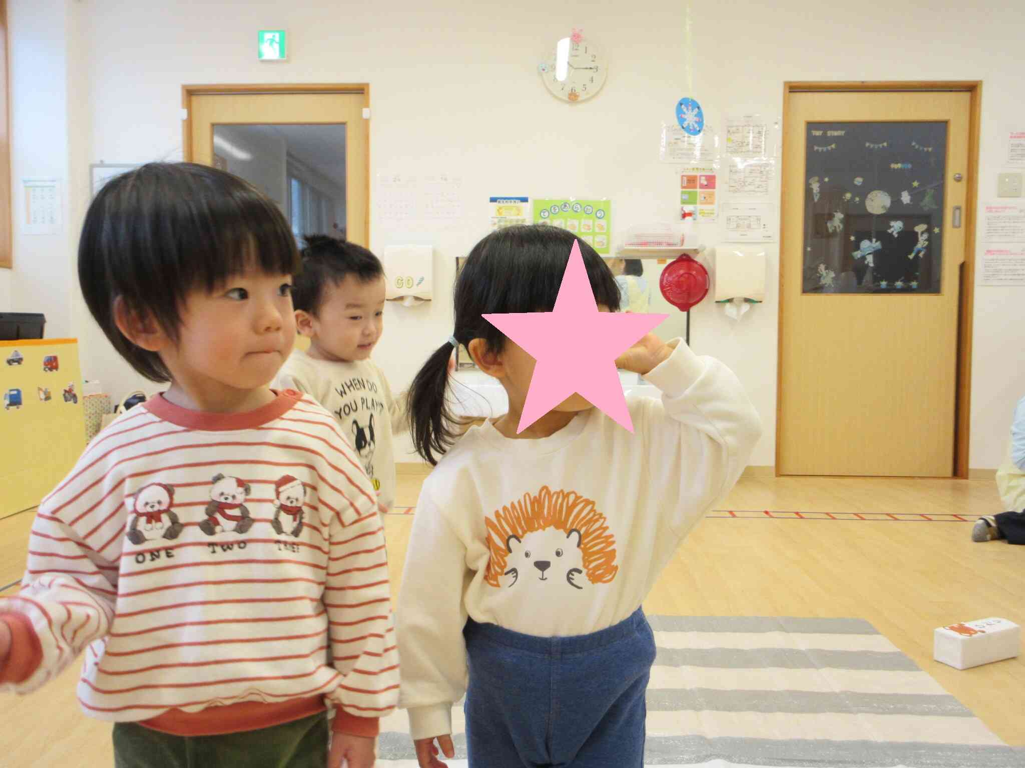 「みんなで渡ってみよう！」とずんずん進むあひる組さん。