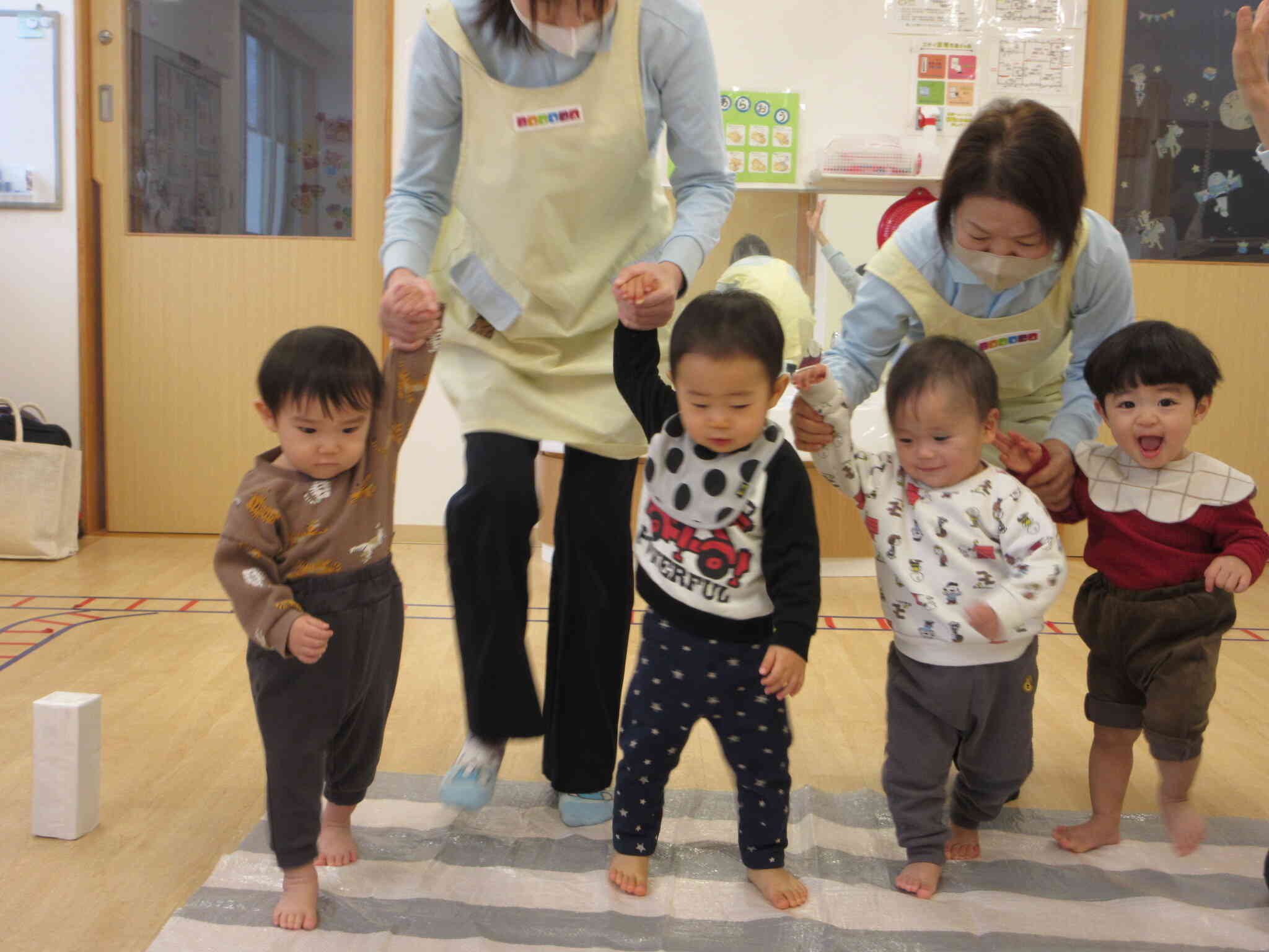 ひよこ組のお友だちも先生と一緒に横断に挑戦！