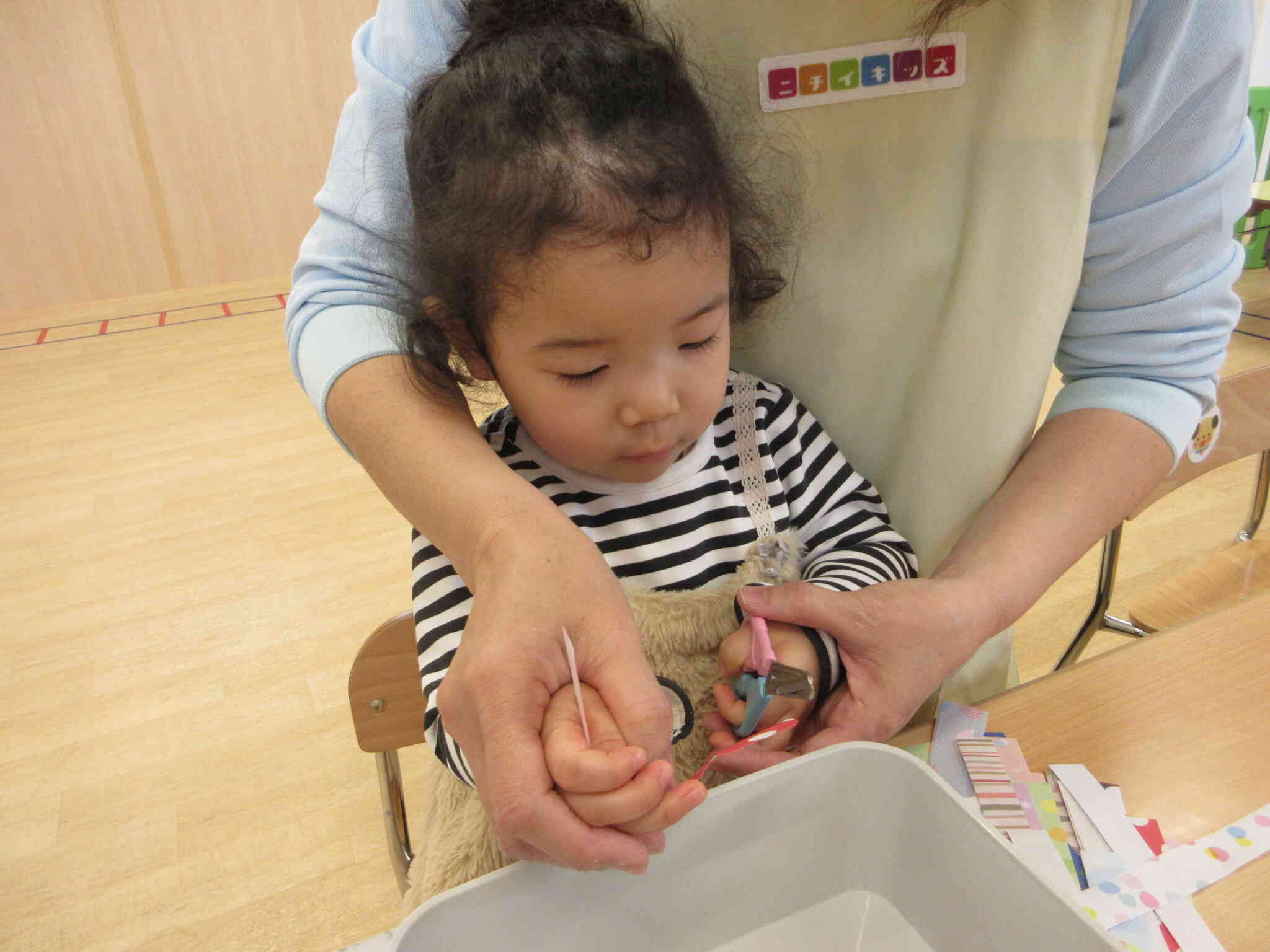 真剣な表情ではさみを持つRちゃん。