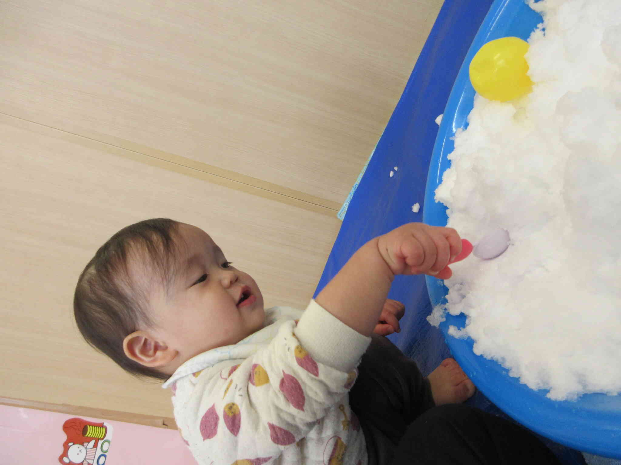 ニコニコの笑顔で雪をほるYくん