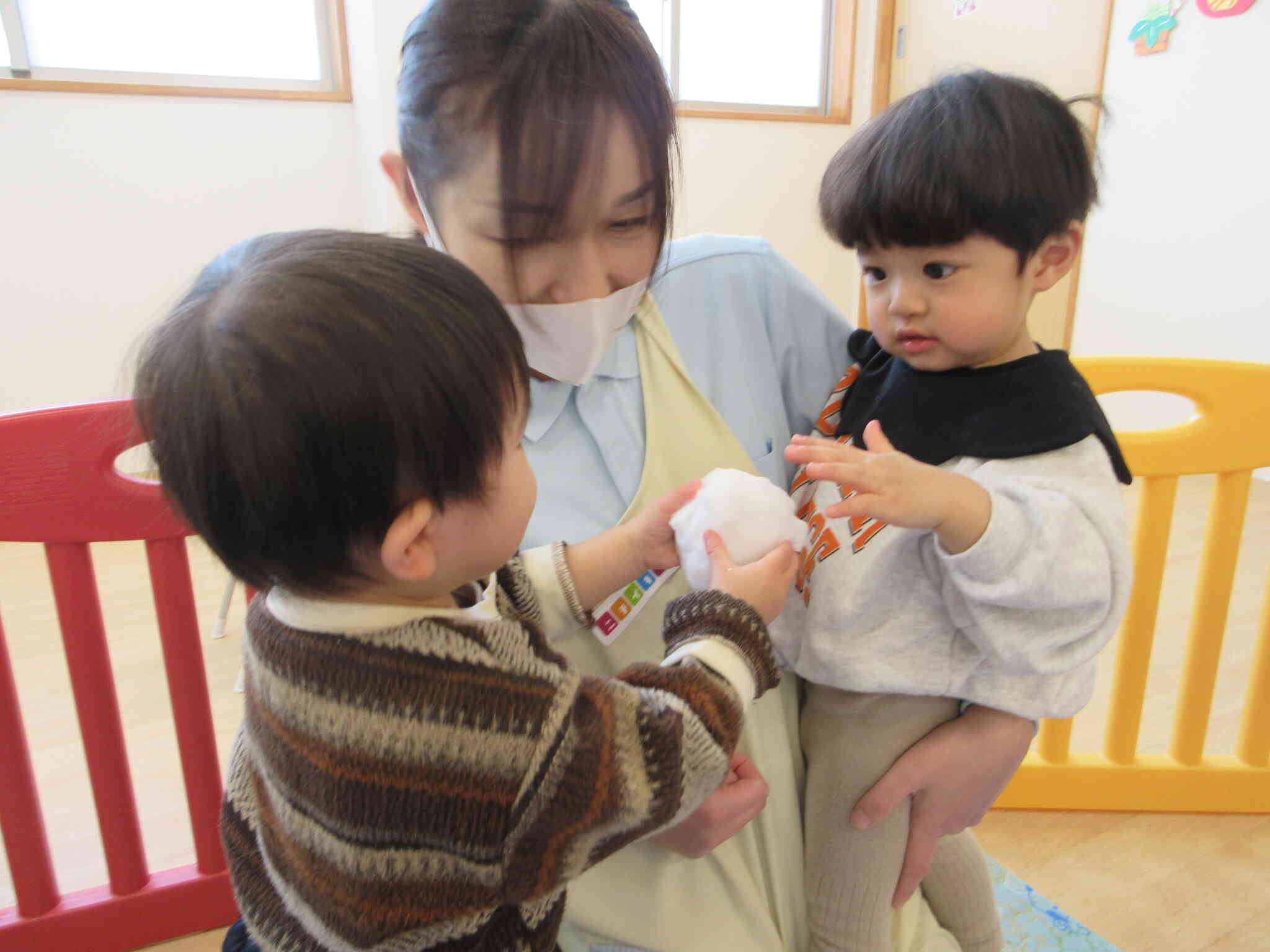 「みてみてー」と作った雪玉をTくんに見せてくれたAくん