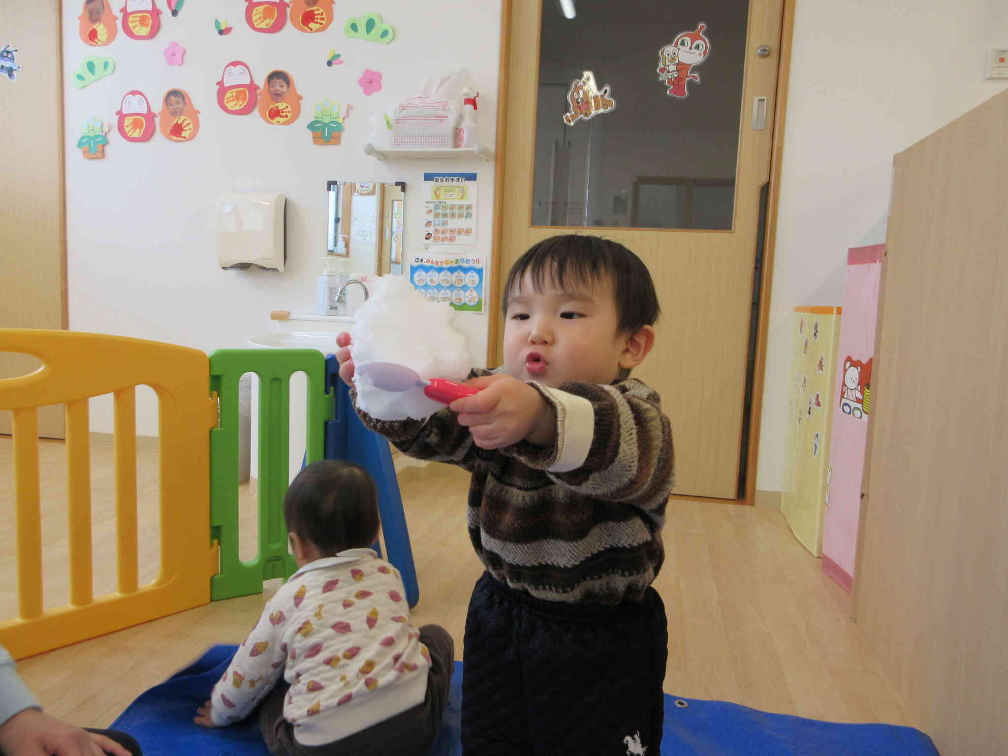 「いっぱーい！」と大きな雪玉を持って嬉しそうなAくん