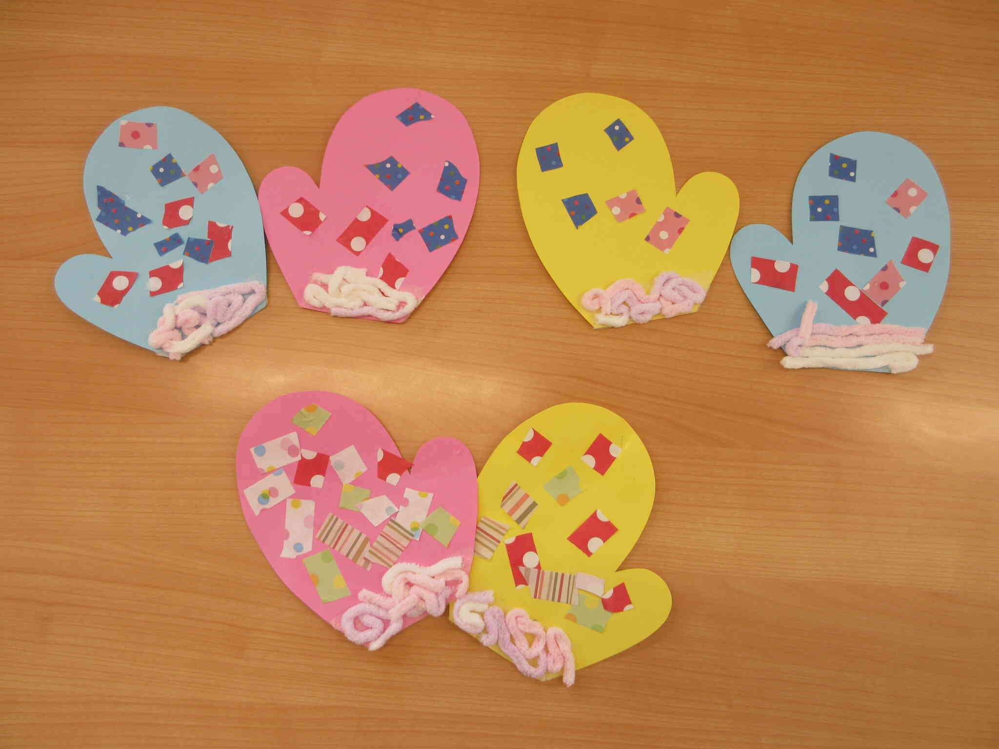 カラフルな手袋ができあがりました。