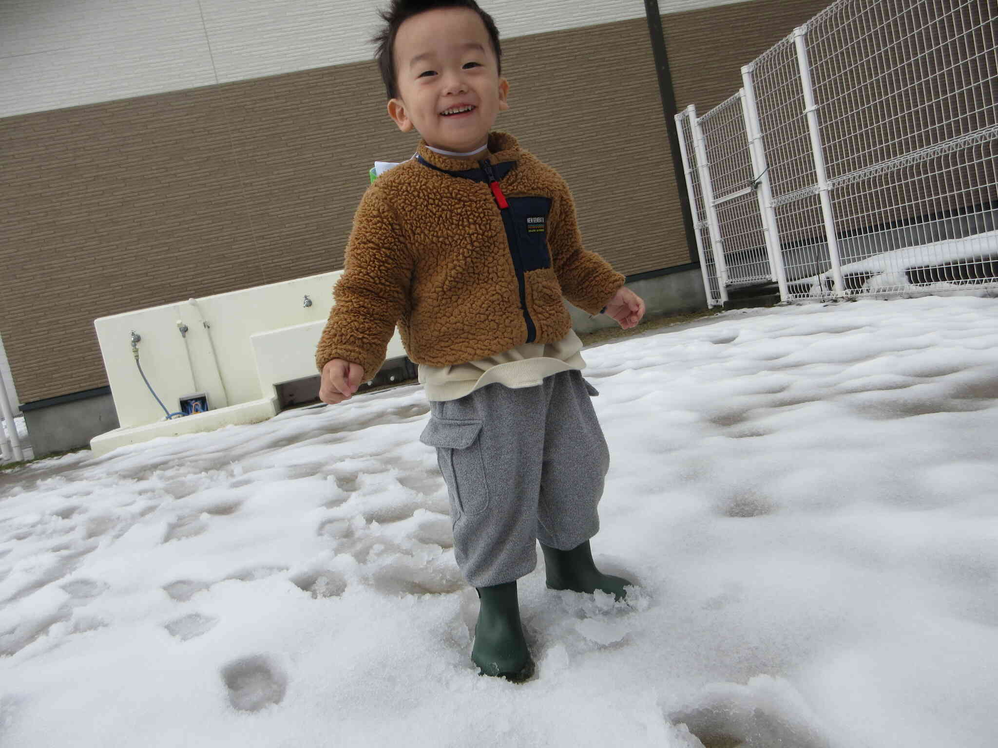 ザクッザクッと雪を踏んで感触を楽しむKくん